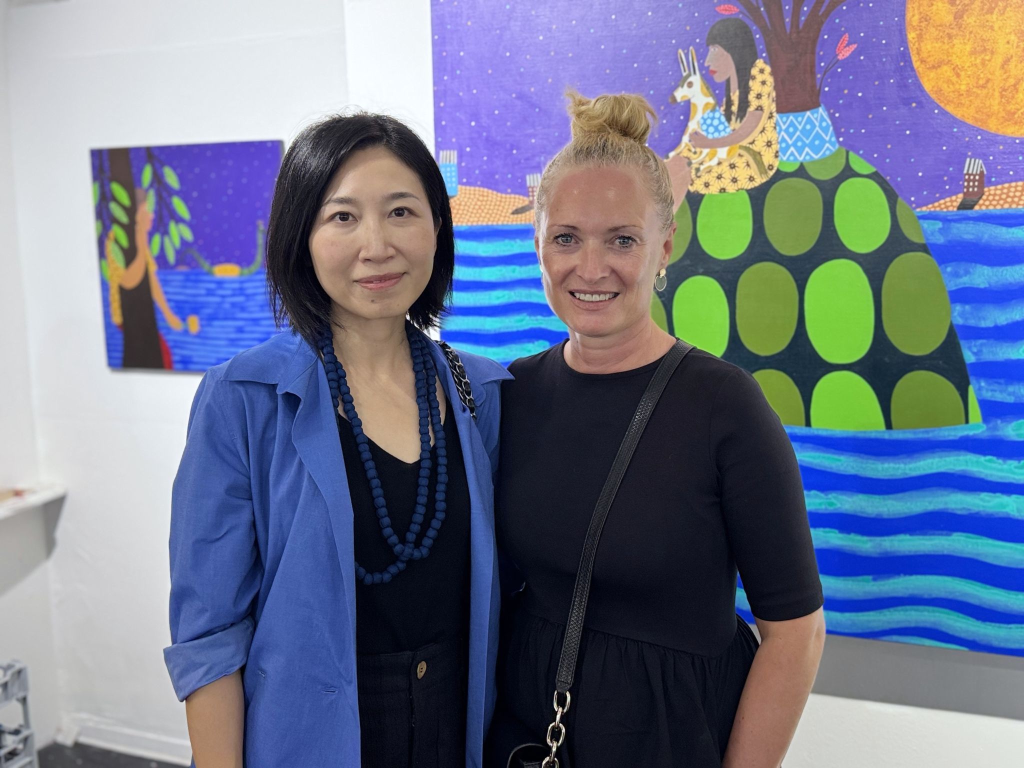 Unter den Besuchern: Künstlerin Bai Rongshang mit Claudia Schmedler.