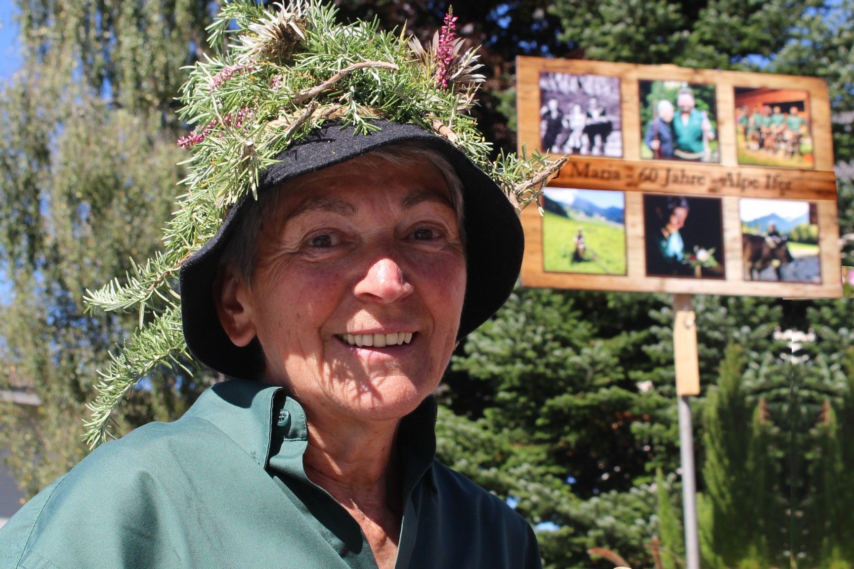 60 Jahre z’Alp – Maria Moosbrugger wurde aus diesem Anlass auf dem Alberschwender Dorfplatz mit einer Jubiläumstafel begrüßt.