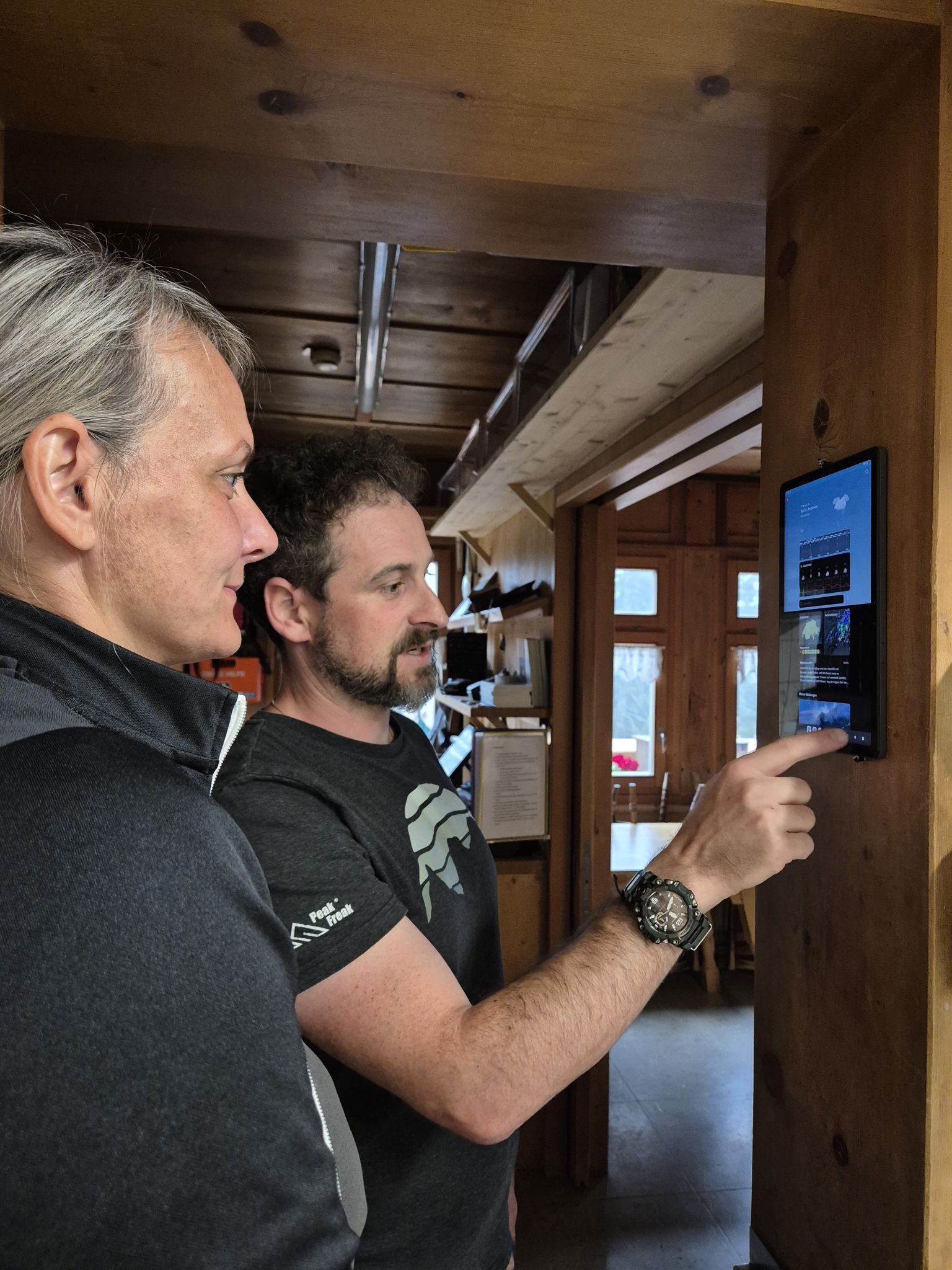 Hier erklärt Stefan, welche Funktionen das neu angeschaffte Tablet hat. Seine Mitarbeiter können damit auf den Zimmerplan und andere Informationen für den Check-In der Hausgäste zugreifen.