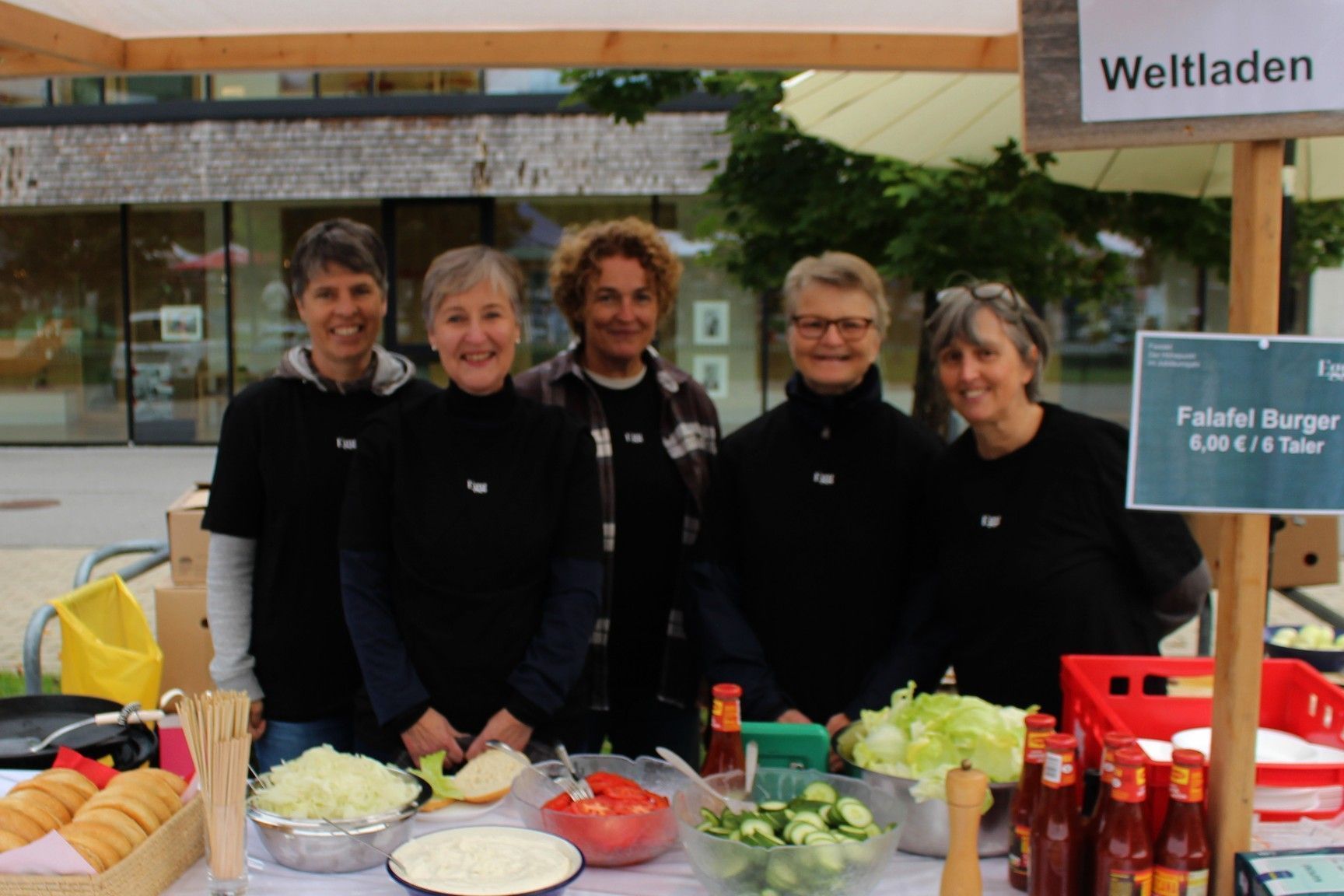 Gesunde Snacks gab es am Stand des Weltladens.