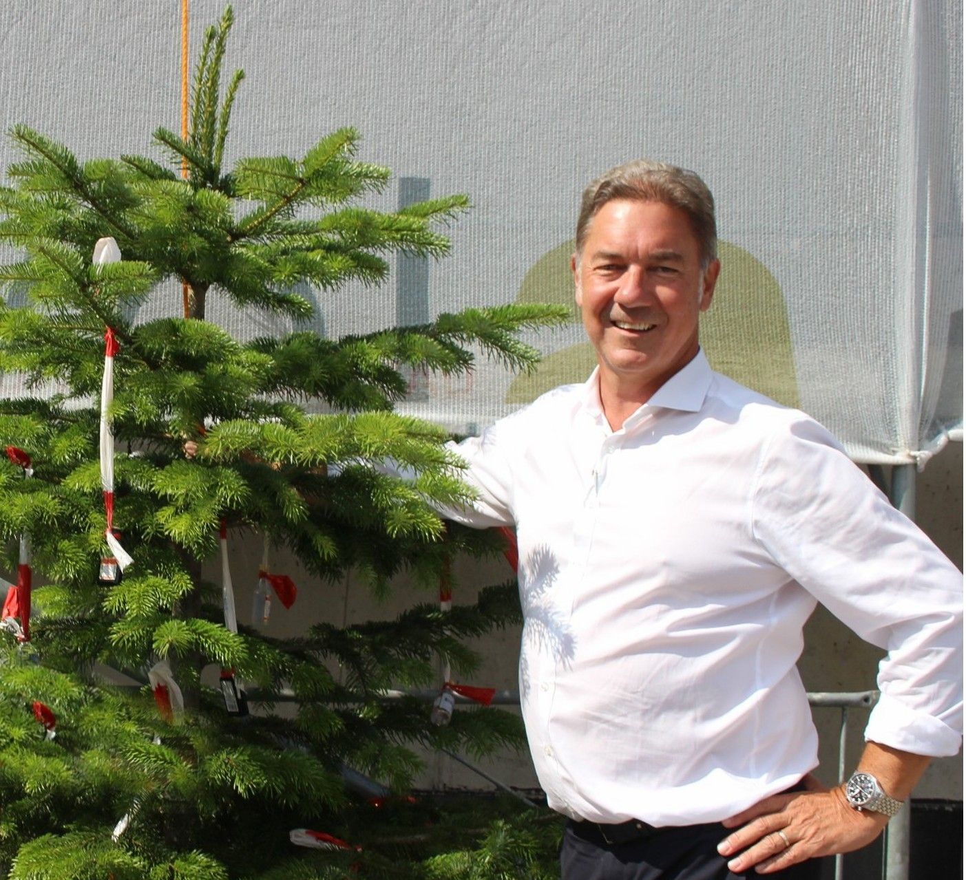 Alexander Stuchly hat gut lachen, binnen weniger Wochen bereits seine zweite Firstfeier.   