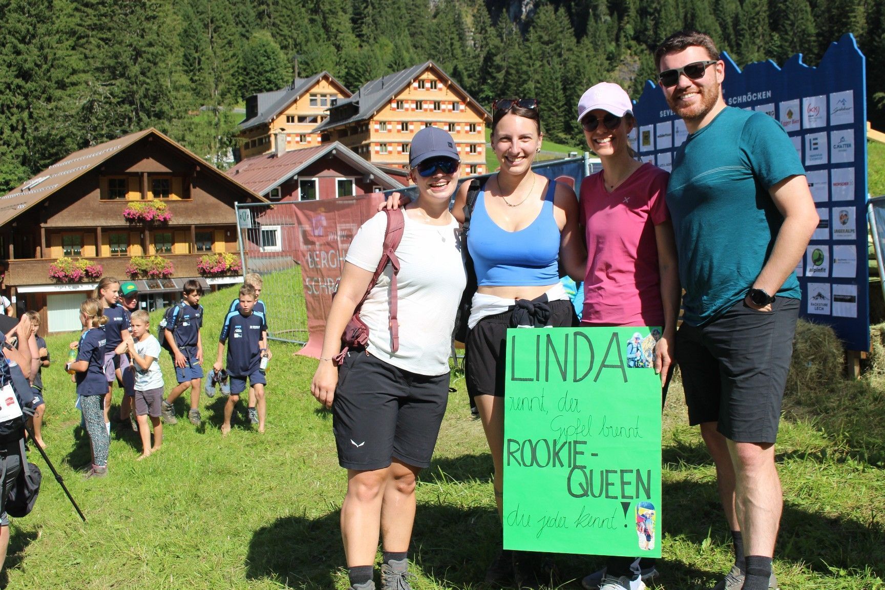 Linda Scheffknecht aus Lustenau wurde von ihren Fans im Ziel sogar mit einem Transparent begrüßt: 