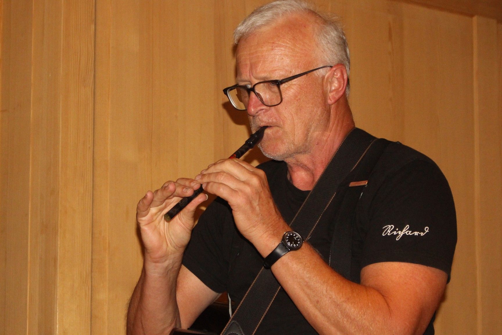 Wenn Rich zu seiner Tin Whistle greift, dann wissen seine Fans, dass jetzt das Geheimnis unter’m Schottenrock gelöst wird.   