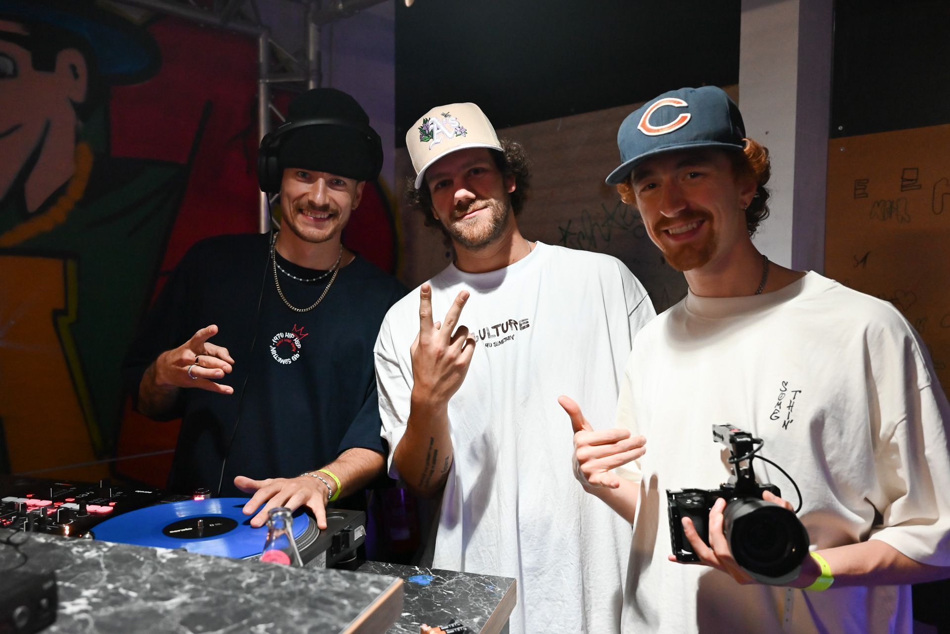 DJ Koaar mit Organisator Nick Horvat und Filmer Jan Schenk.