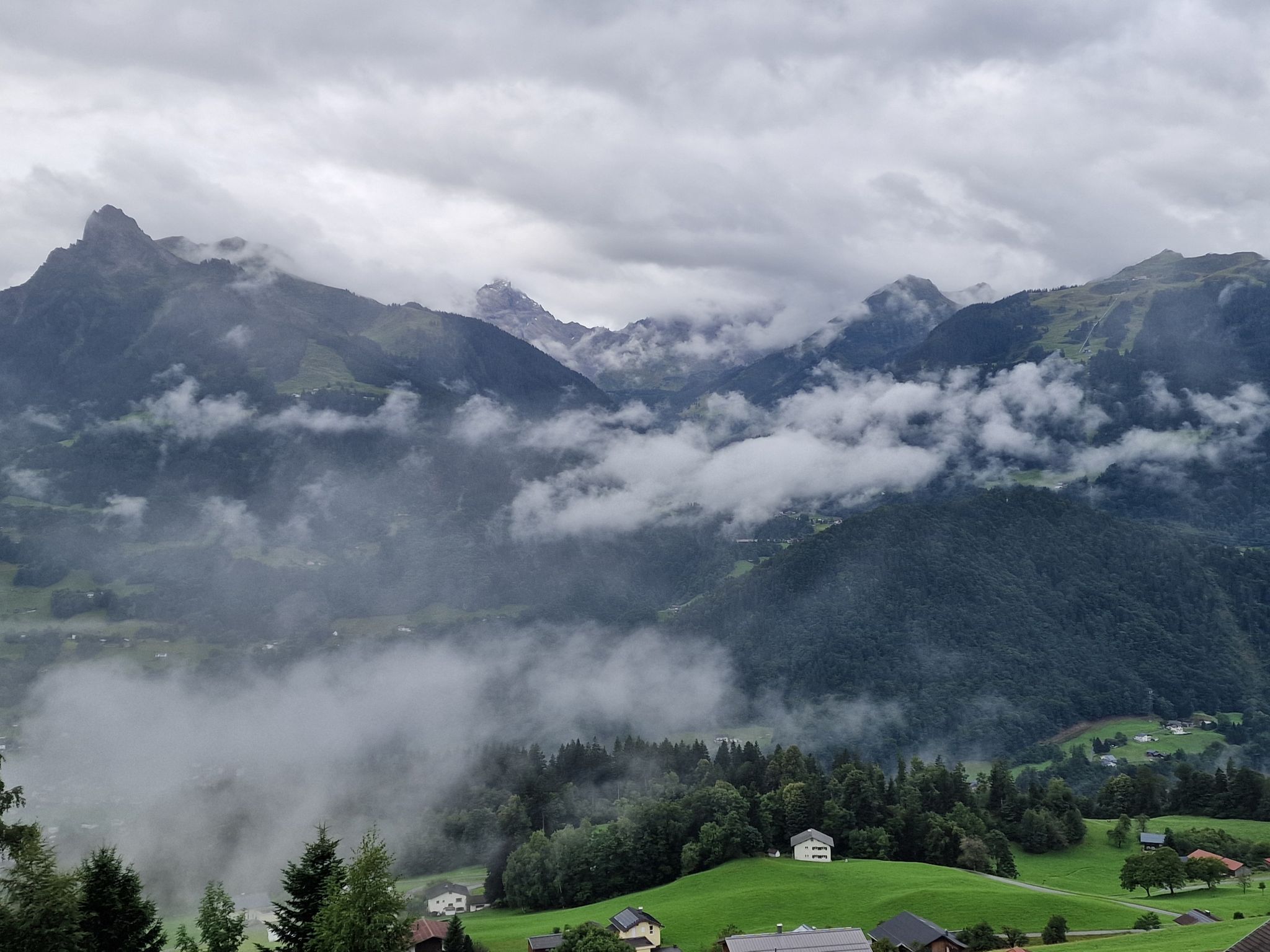 Alpabtrieb von der Alpe Latons ist ein freudiges Fest für das ganze Dorf. (Bildergalerie)