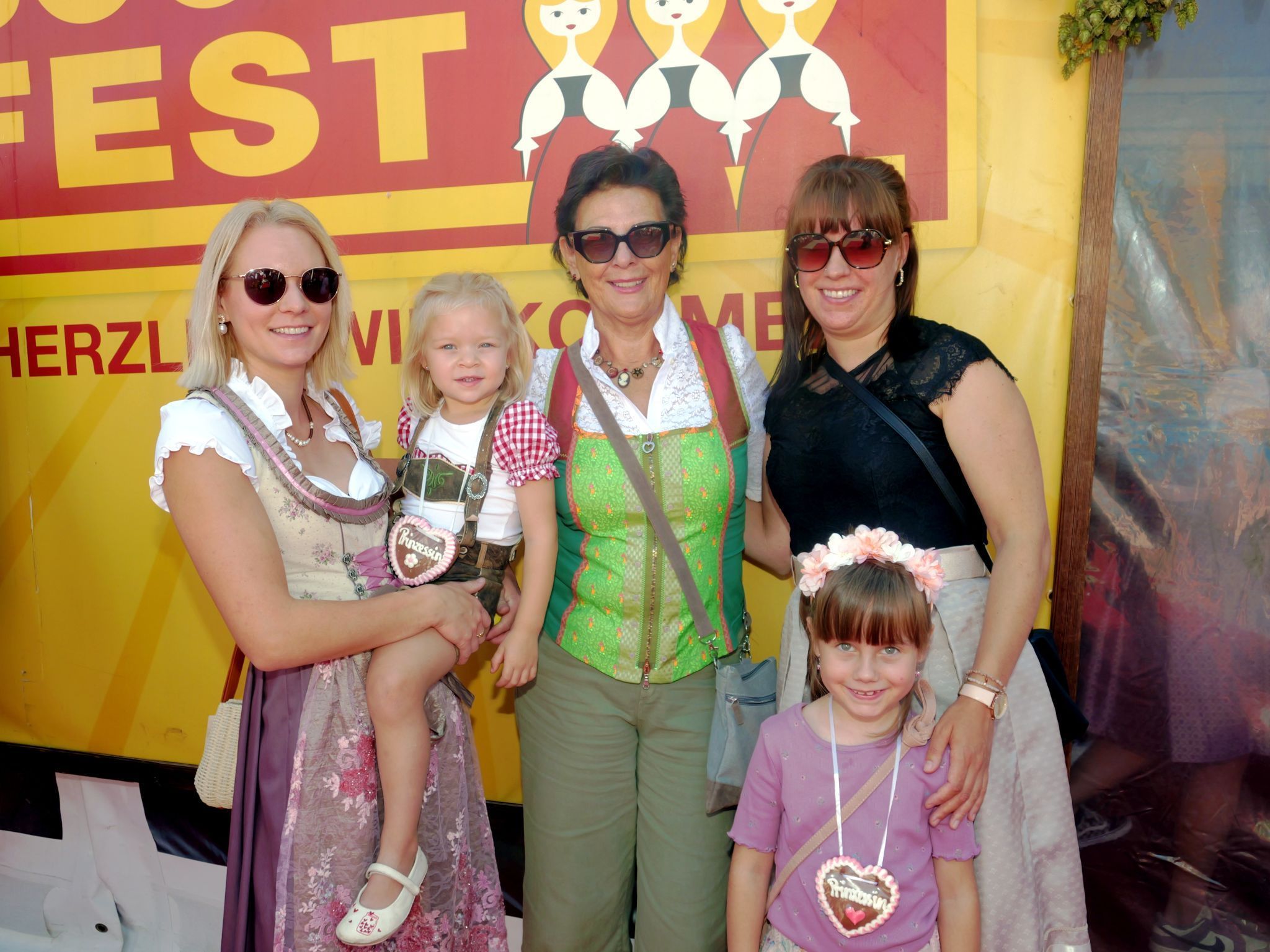Marie, Kathi, Silke, Emilia und Andrea feierten das Bierfest.