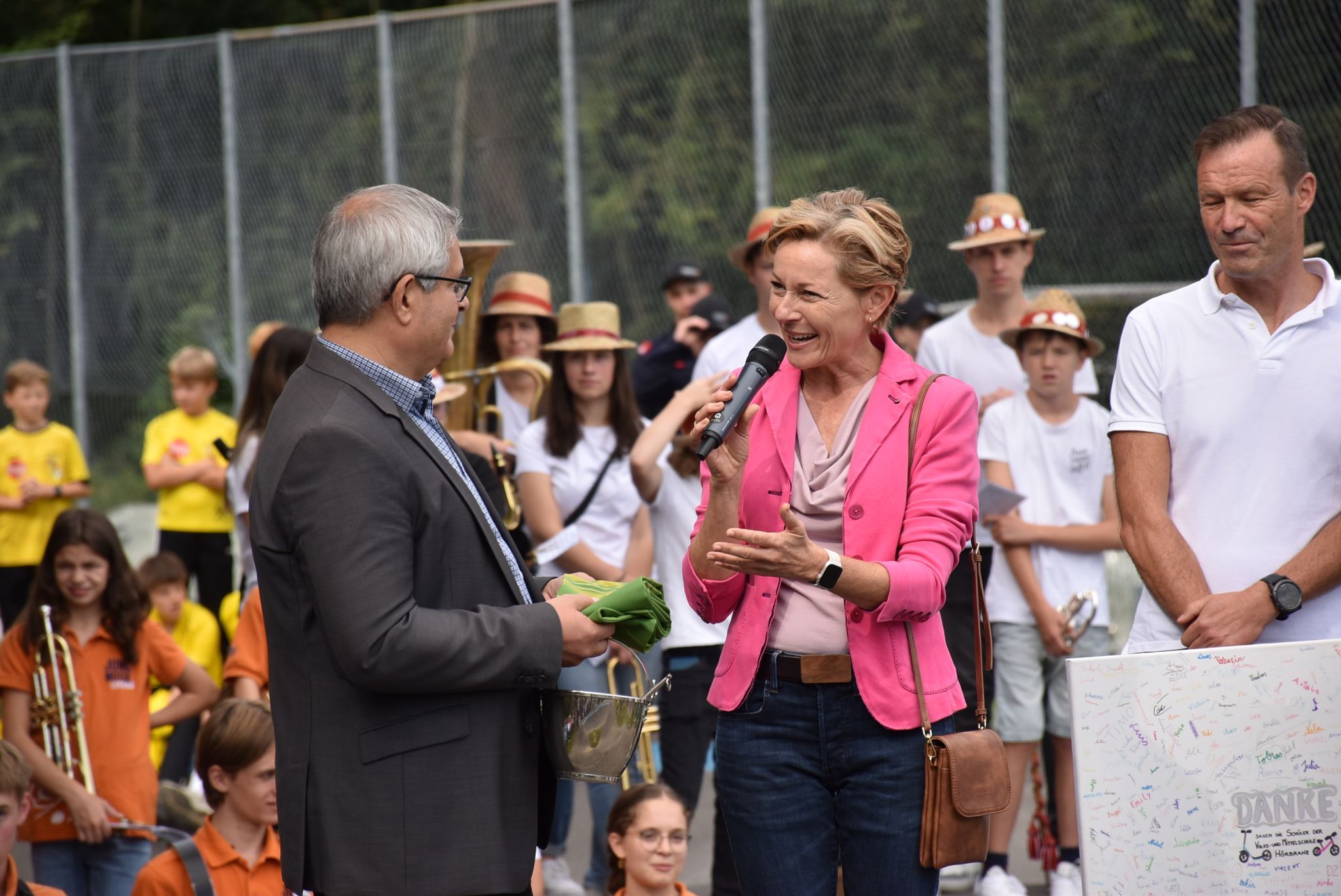 Pfarrer Bal mit LR Martina Rüscher bei ihrer Ansprache