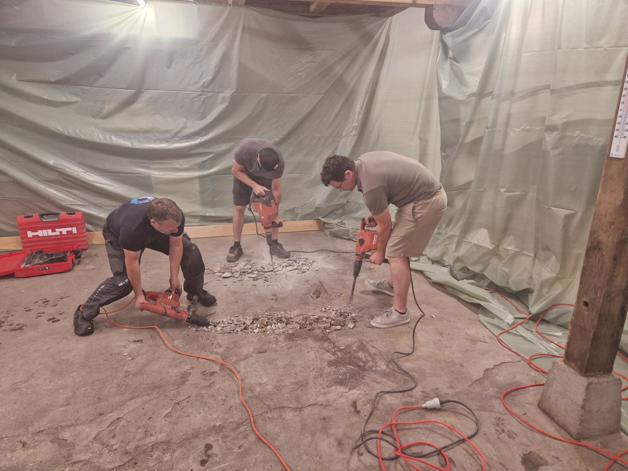 Das Team renoviert und genießt nach der Arbeit das gemeinsame Grillen (Bildergalerie)