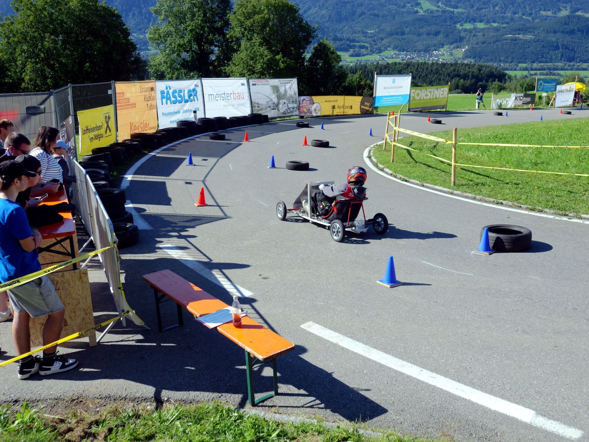 Die Zuschauer verfolgten die Fahrkünste der Piloten.