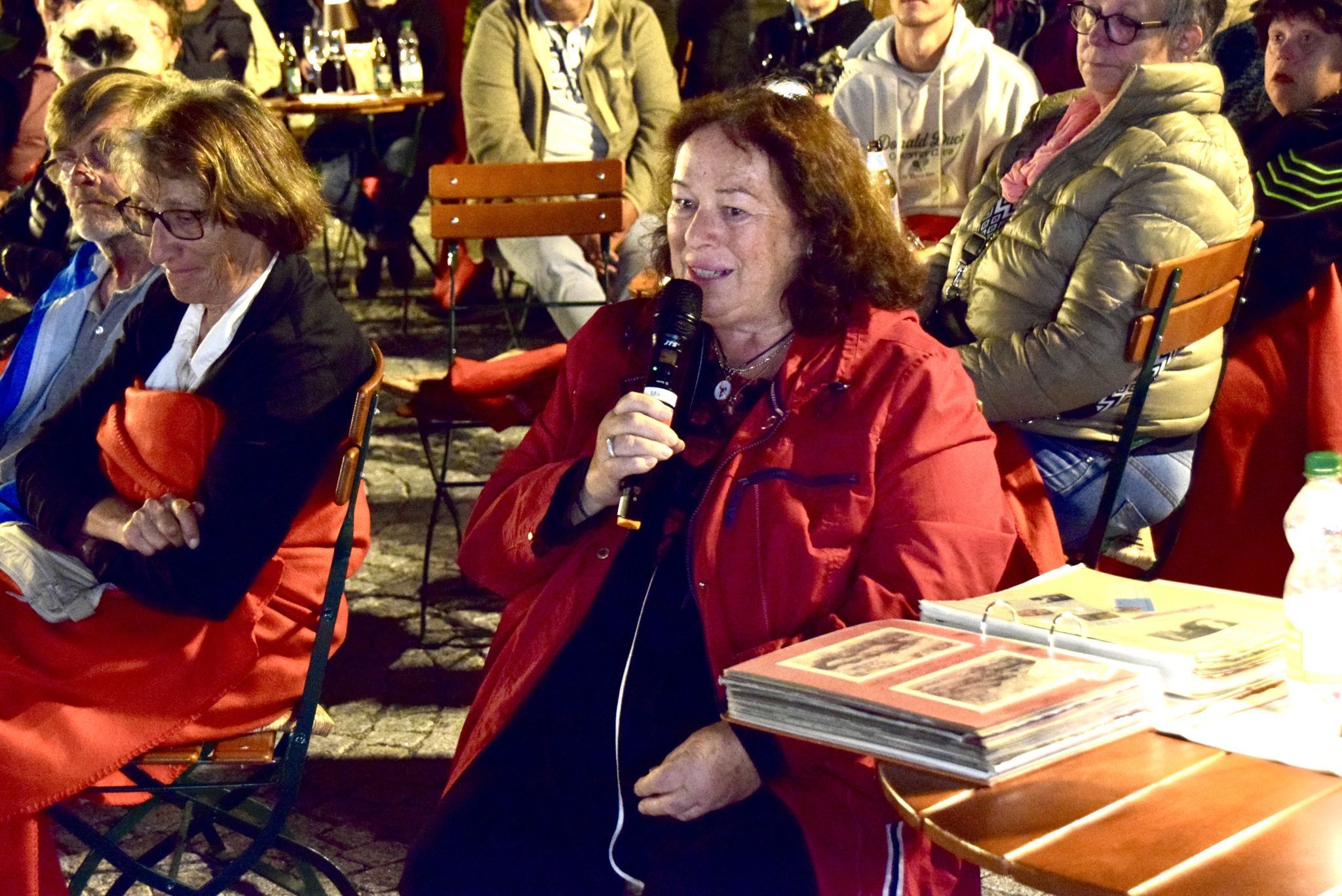 Ingrid Netzer am Mikrofon. Sie brachte eine dicke Mappe mit Erinnerungen an Schlafes Bruder mit.