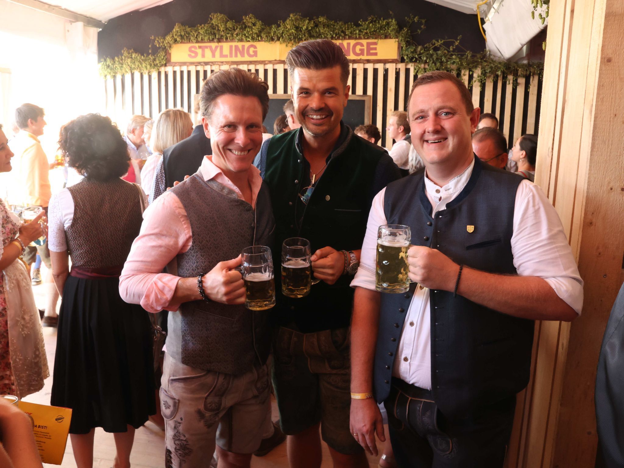 Mathias Muster, Versicherer Michael Gau und Florian Schobesberger.