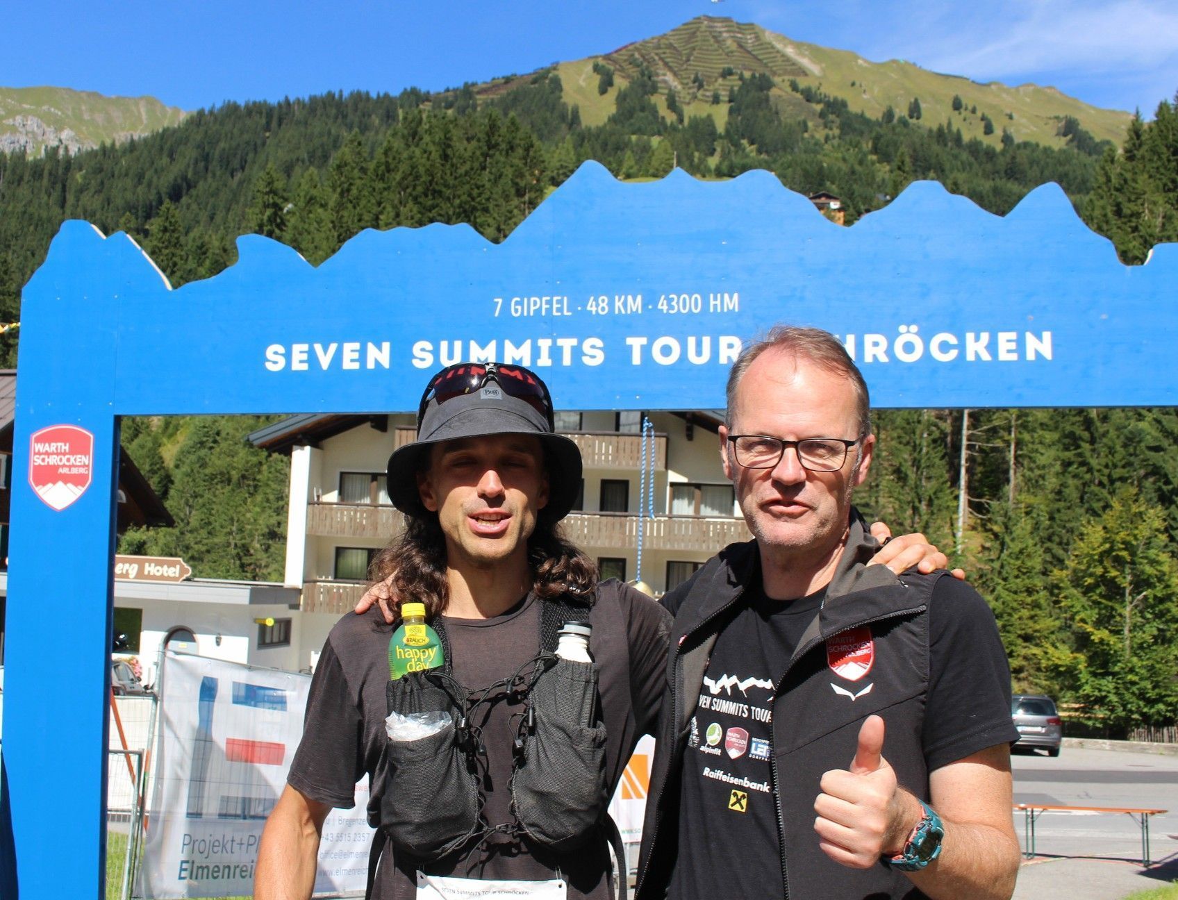 OK-Chef Eric Leitner gratuliert dem Schnellsten der Tour, Amadeus Wild aus Dornbirn, einem begeisterten Langstreckler, der schon mehr als ein Dutzend Marathons absolvierte und in Südafrika mit 2:59 Stunden eine magische persönliche Bestzeit aufstellte. PETER STRAUSS   