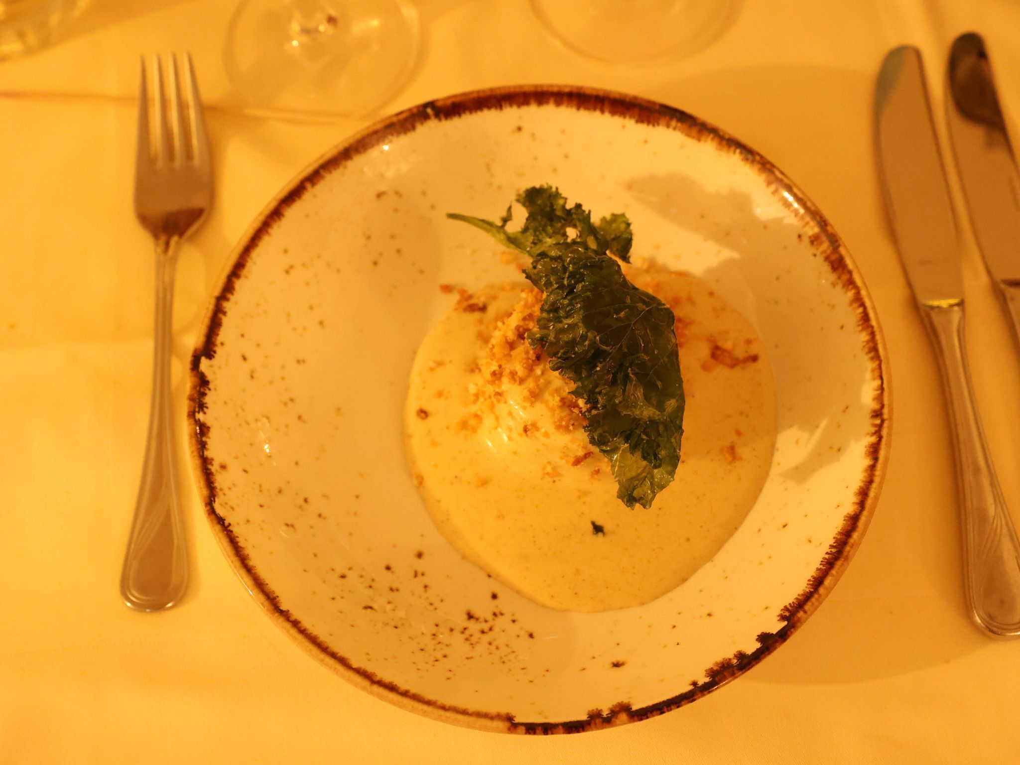 Pochiertes Kaninchen, Erdäpfelnussbutter, Grünkohl.