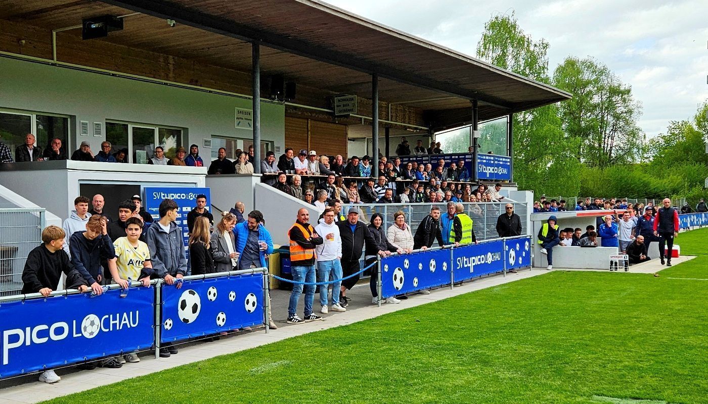 Groß war der Jubel der begeisterten Fans auf der Tribüne über den tollen 1:0 Sieg des SV typico Lochau gegen Göfis beim letzten „Heimspiel-Doppel“ im Stadion Hoferfeld.