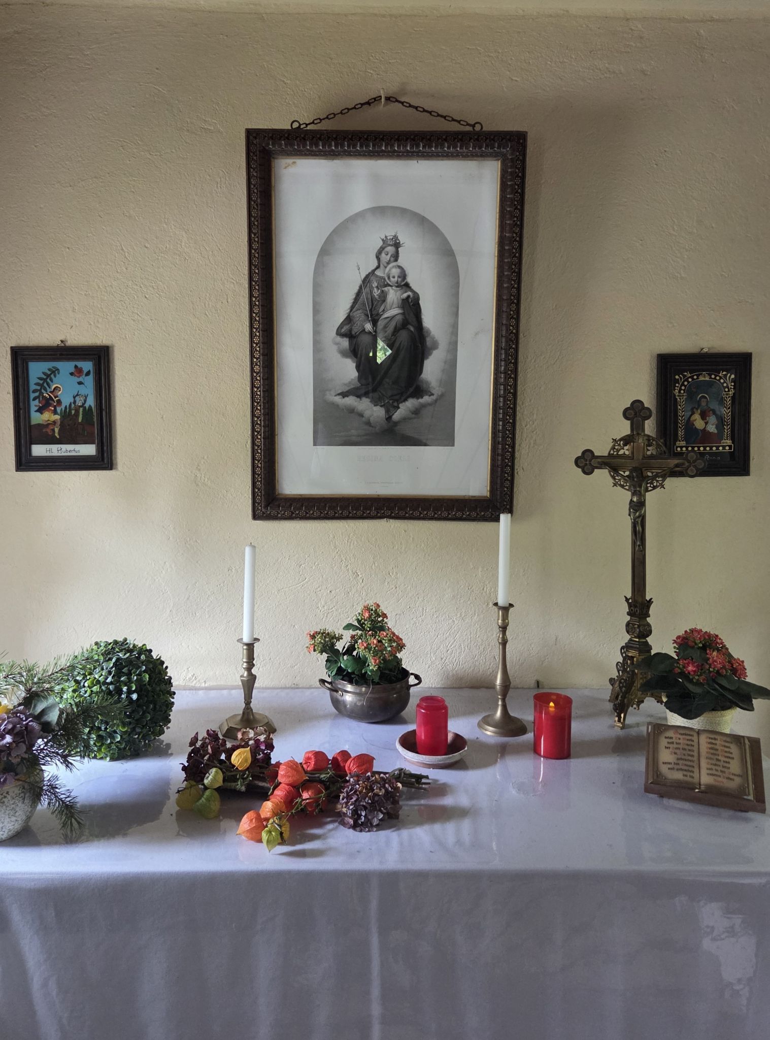 Die Innenausstattung ist heute sehr schlicht, im Mittelpunkt ein Stich der Muttergottes (Foto: OS)