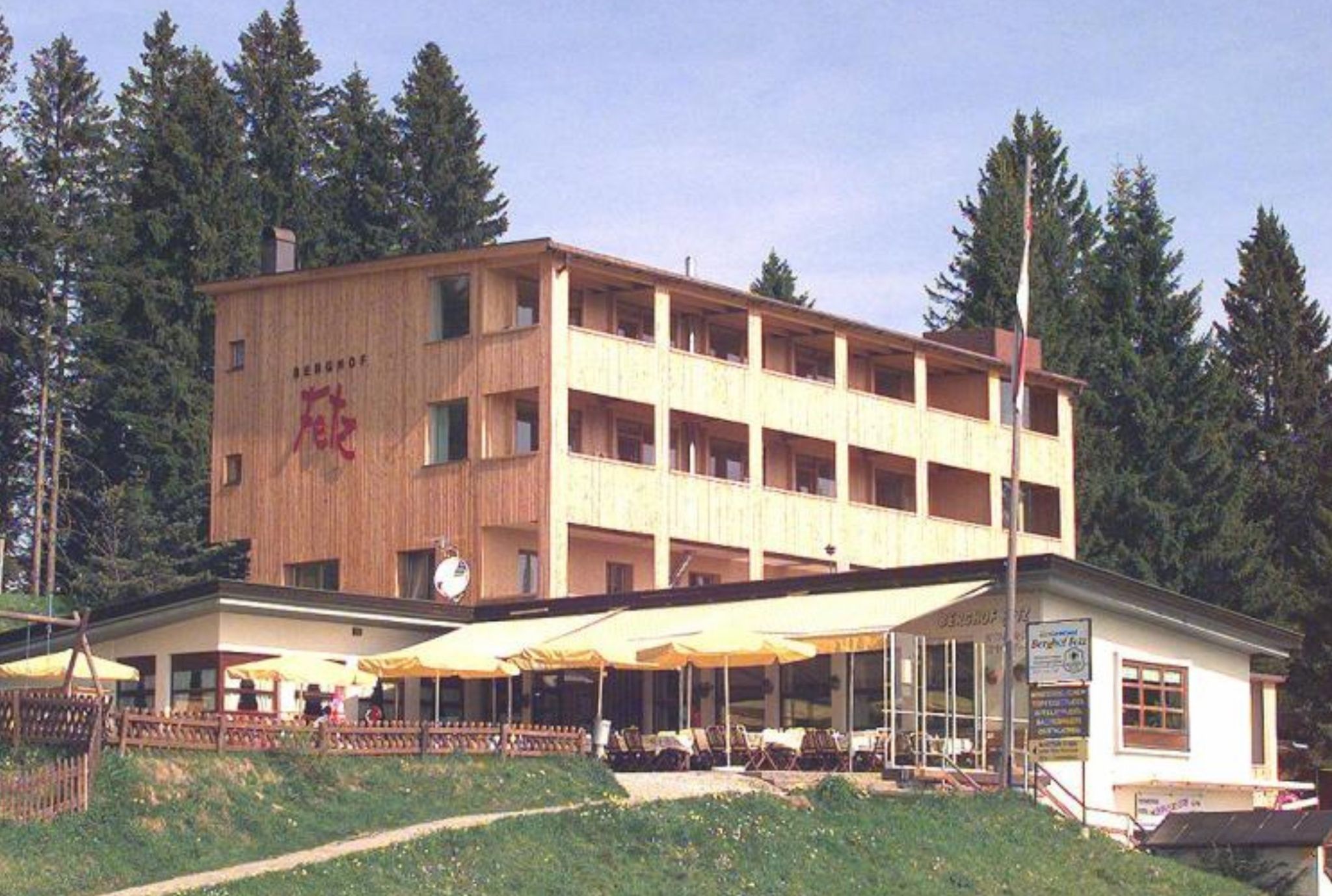 Für die Bregenzerwälder Holzbaukunst ist das Hotel ein historischer Meilenstein: 1997 wurde das Gebäude in Modulbauweise erweitert. Das hier erstmals praktizierte Bausystem ist längst ein Leuchtturmprojekt des Wälder Handwerks geworden.   