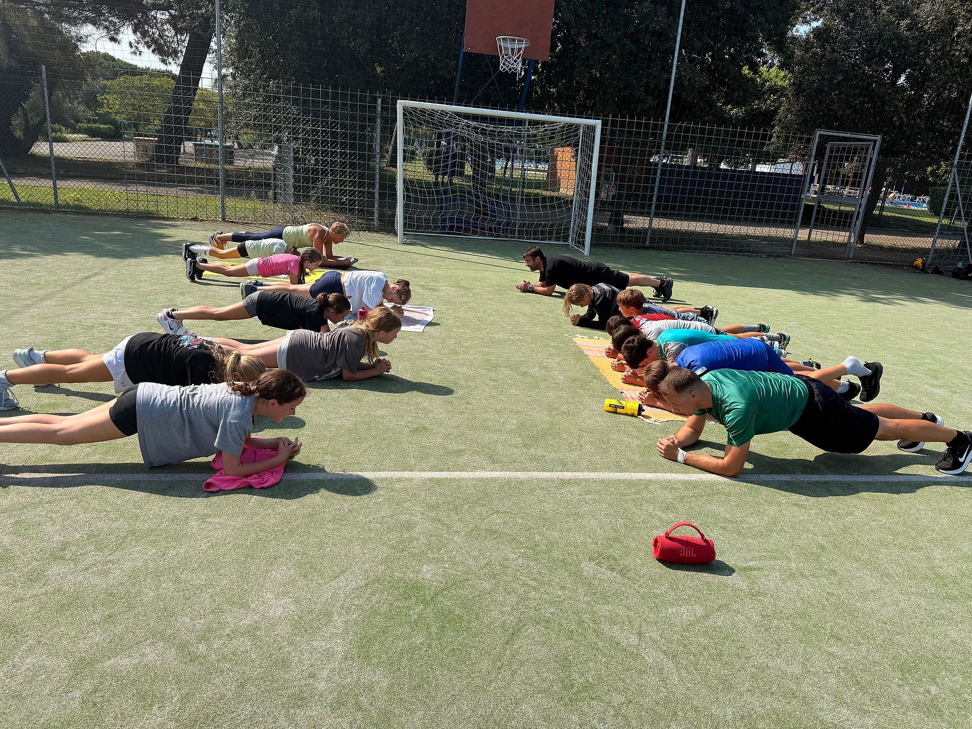 Fitnessprogramm beinhaltet Liegestützen