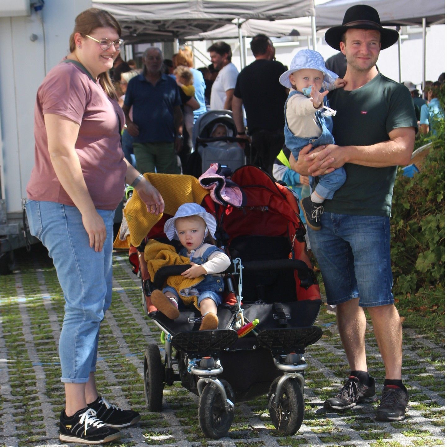 Unter den zahlreichen Besuchern waren auch viele Urlaubsgäste. Die Zwillinge Helen und Pia mit ihren Eltern Thomas und Selina aus dem Schwarzwald kamen aus dem Staunen gar nicht mehr heraus.
