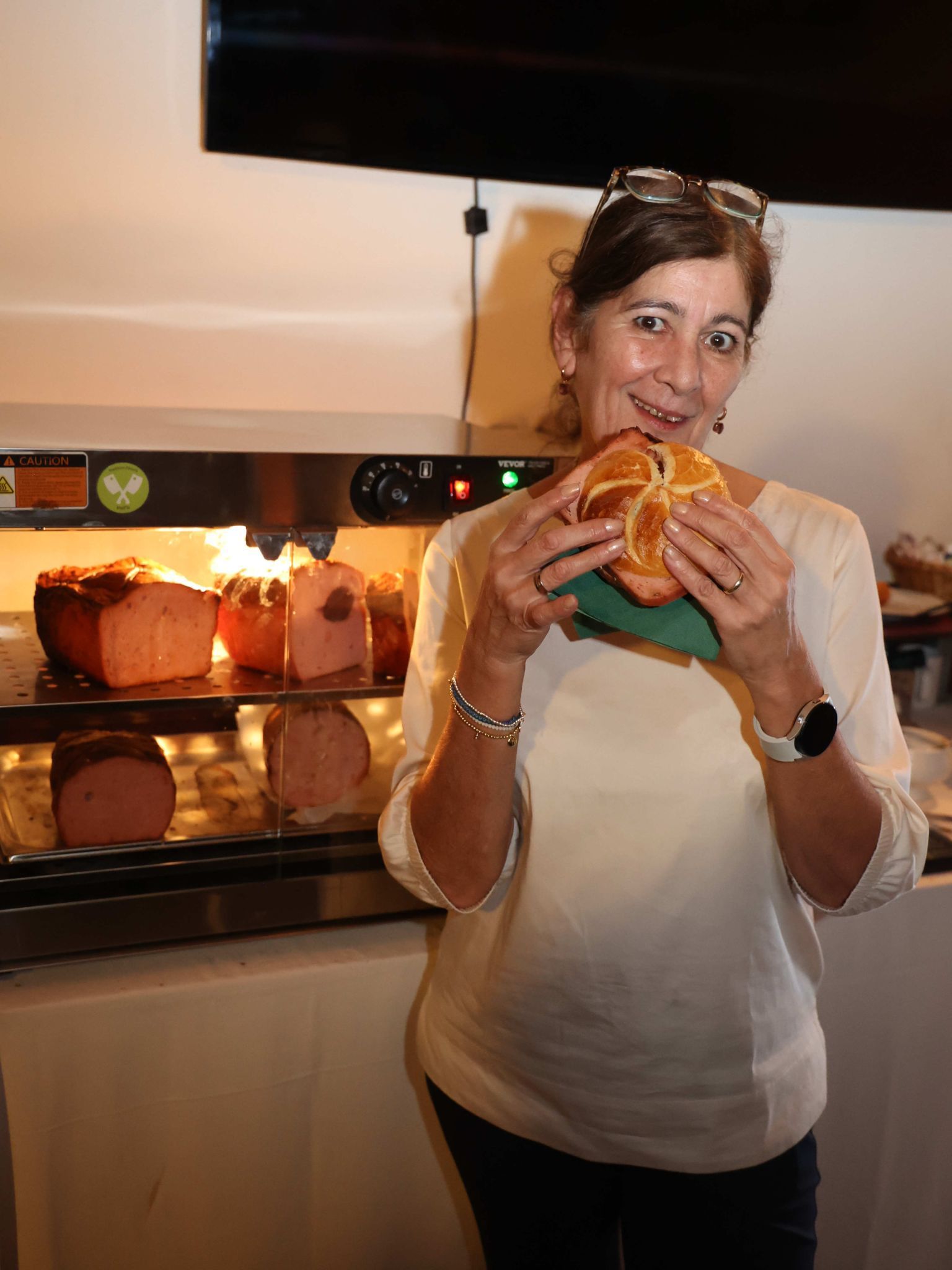 Wirtin Andrea Gantner mit Leberkäse.