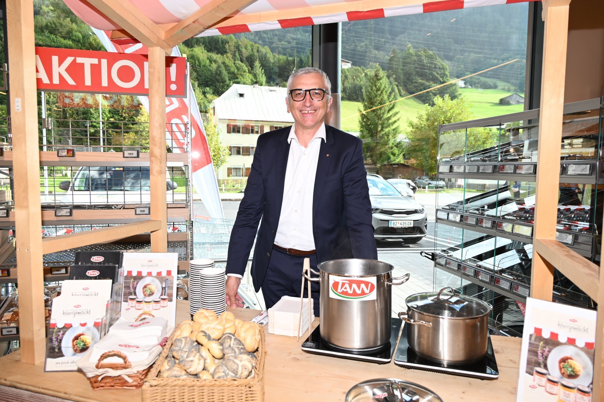 Milan Lovric von TANN servierte Weißwürste und Brezel.