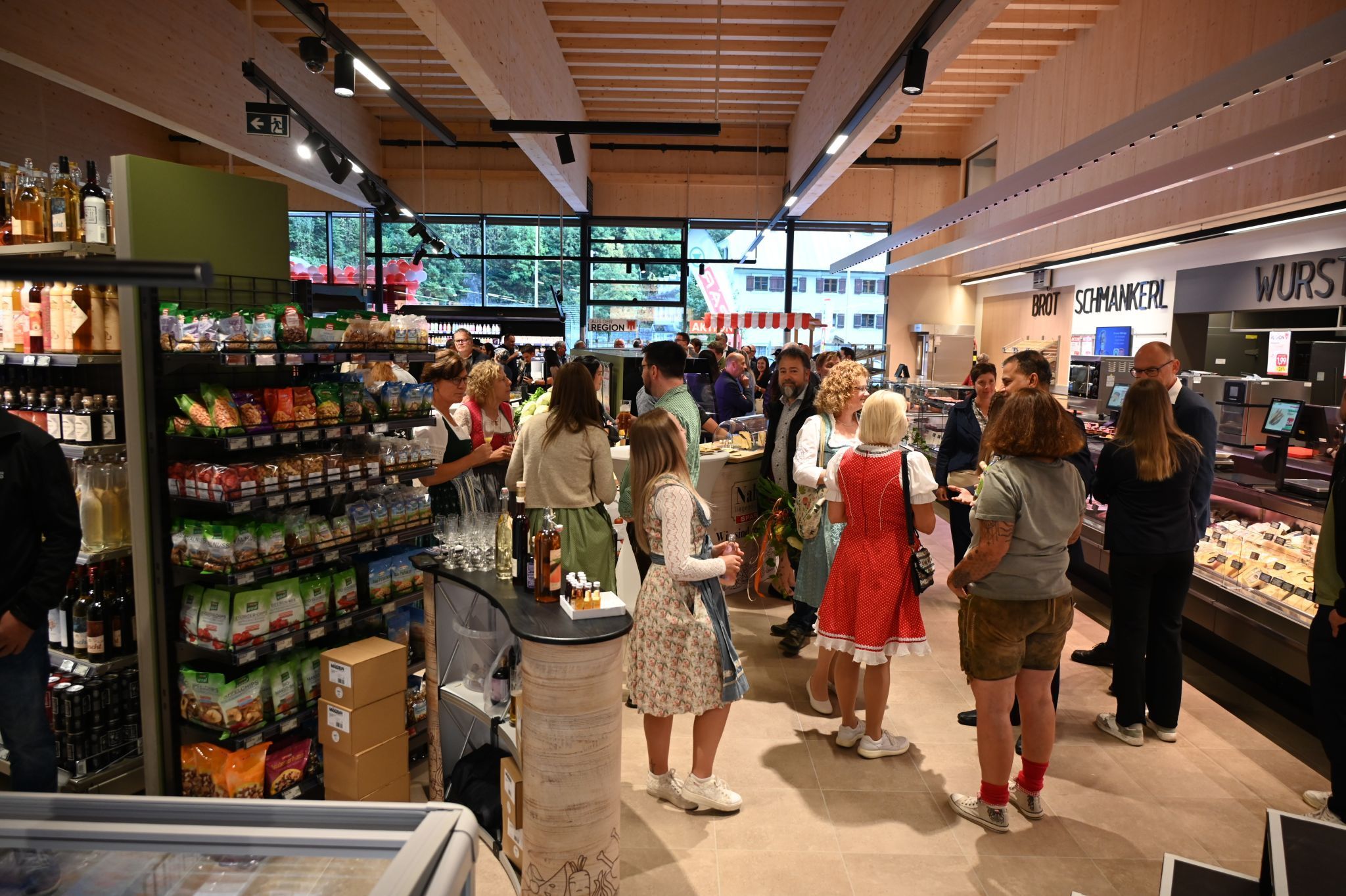 Der neue Sparmarkt in Dalaas bietet helle Räumlichkeiten und ein großes Sortiment an Produkten.