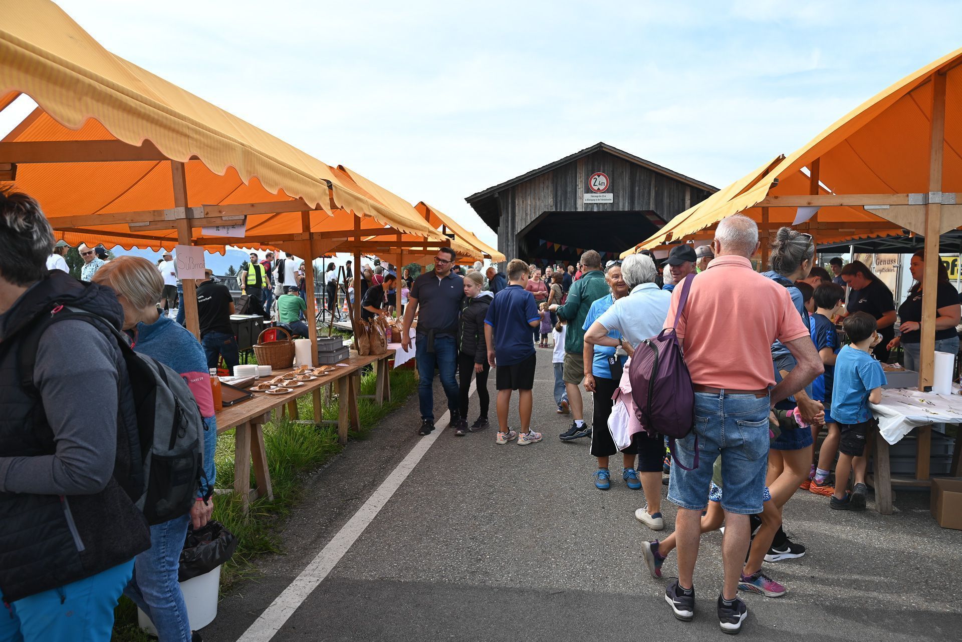 Bei der alten Holzbrücke wurde ein Festplatz eingerichtet.