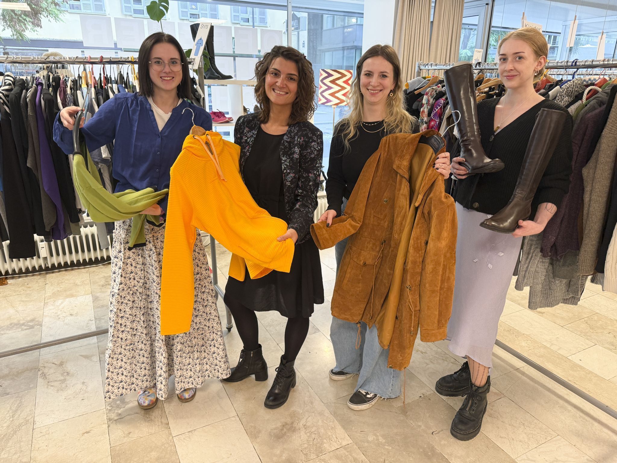 Amy Überbacher, Verena Sieber, Hjördis Grabherr und Savina Homann luden ein zum Kleidertausch