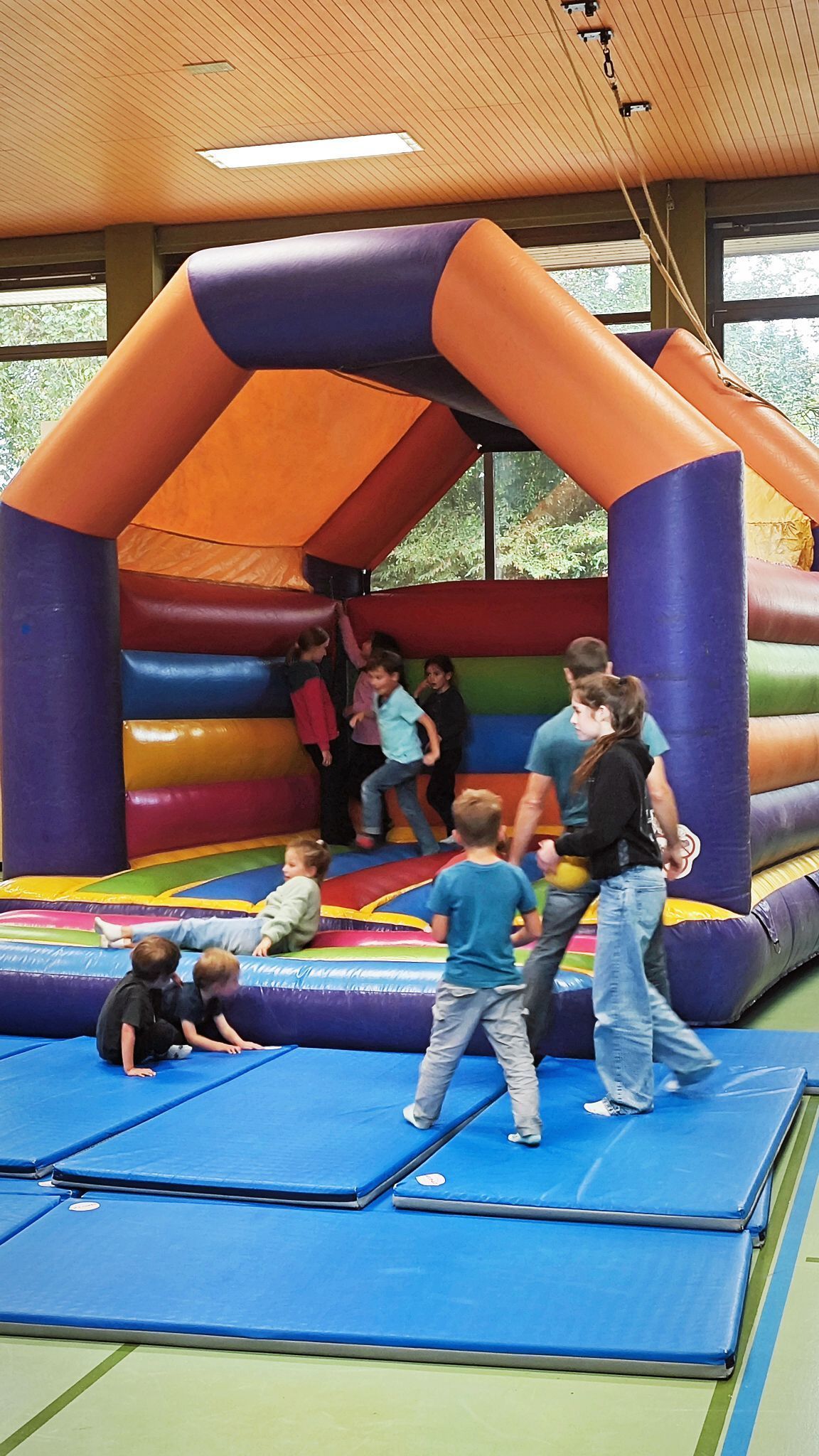Auf die Kinder wartet ein buntes Programm mit Hüpfburg.