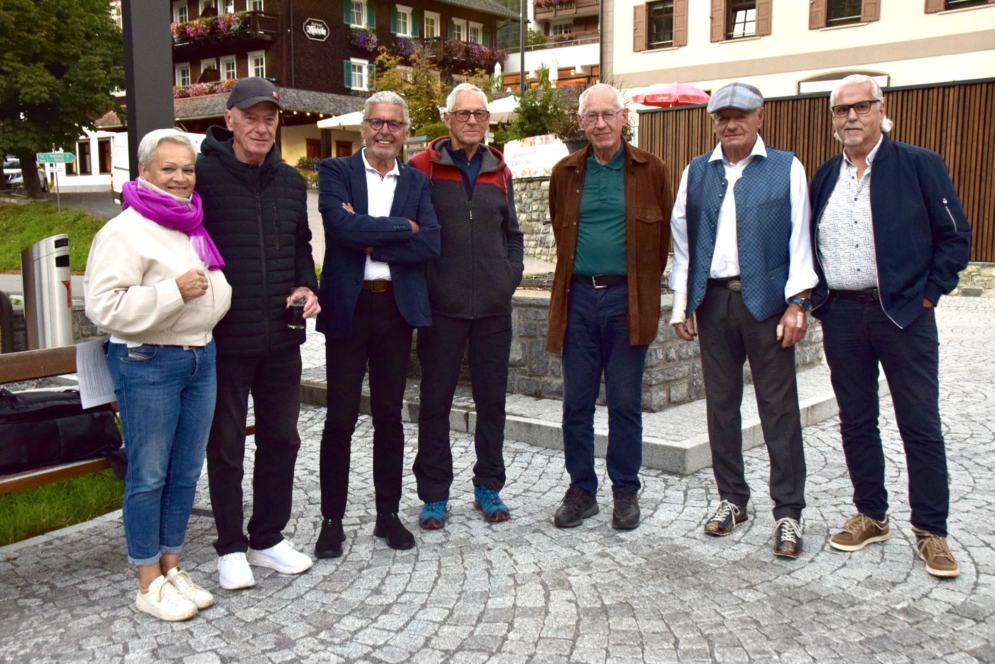 Arno Fricke (2. v. l.) und Heinrich Sandrell (2. v. r.) mit Besuchern des Erinnerungsabends.