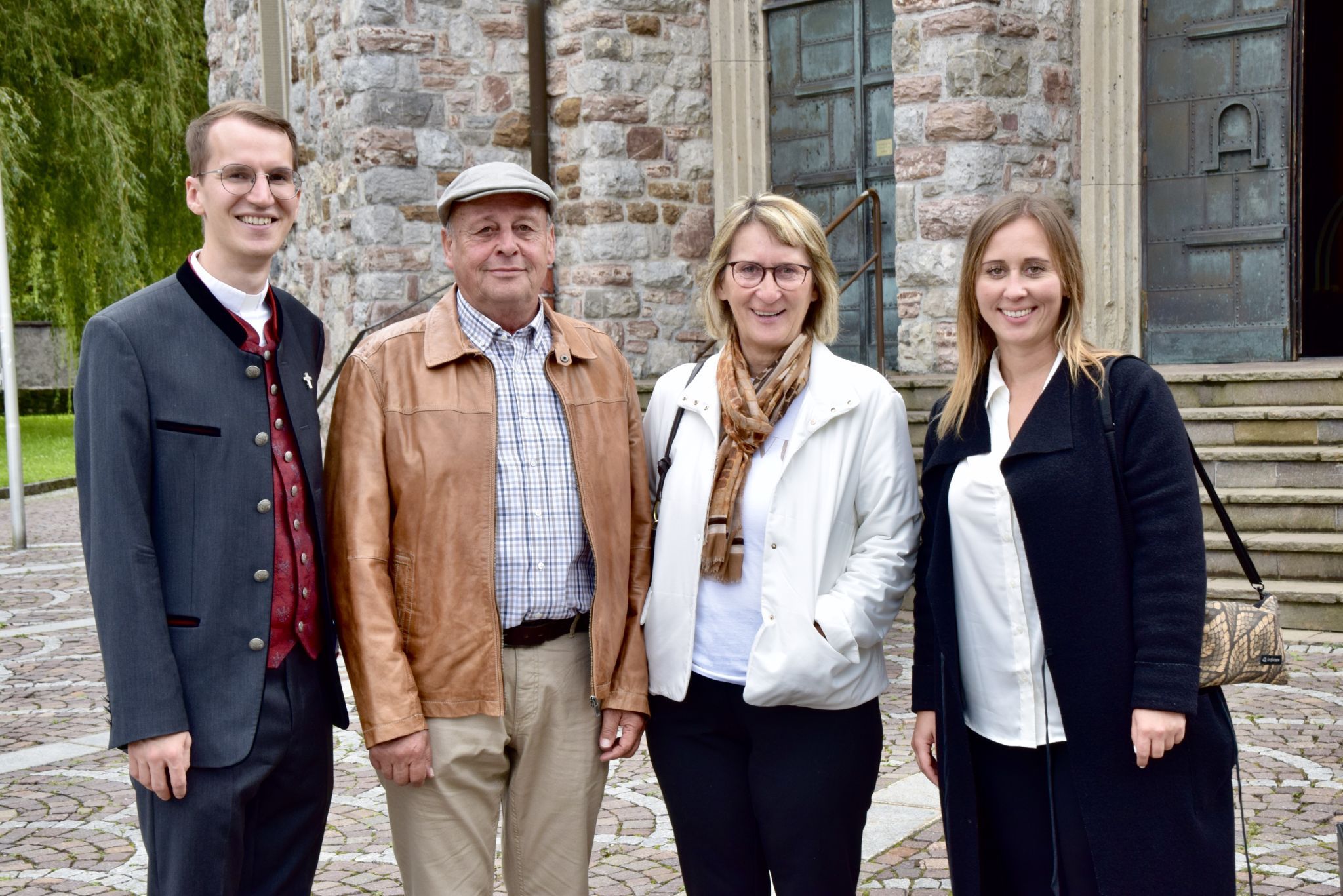Die neue Organisationsleiterin Anna Ladstätter (r.) mit ihren Eltern Richard (2. v. l.) und Eva-Maria Ladstätter sowie Kaplan Jakob Geier nach der Agape anlässlich des Patroziniums am Kirchplatz Bludenz Heilig-Kreuz.
