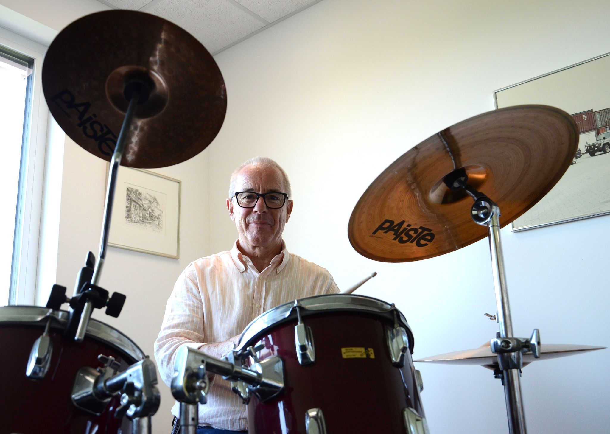 Zu Michael Forsters Entspannungstätigkeiten zählt Schlagzeug spielen. Ein solches Instrument hat er in sein Büro gestellt. HRJ