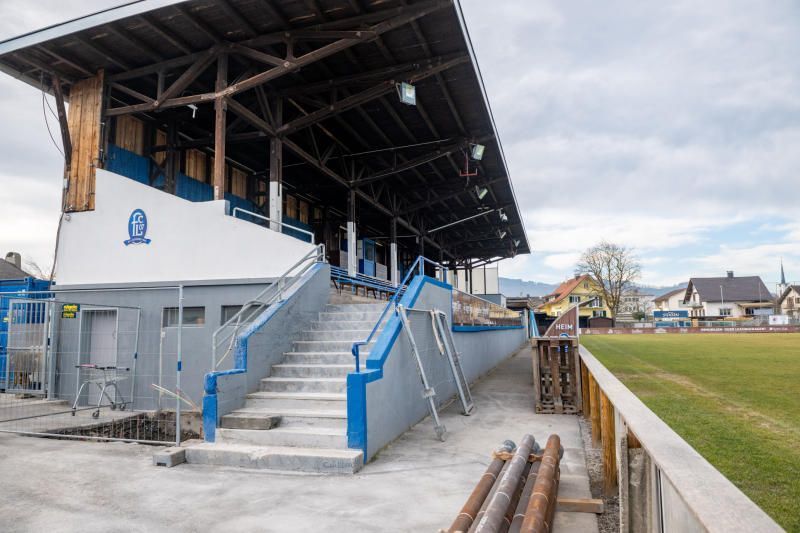 Die altwürdige Tribüne wird aus allen Nähten platzen. 