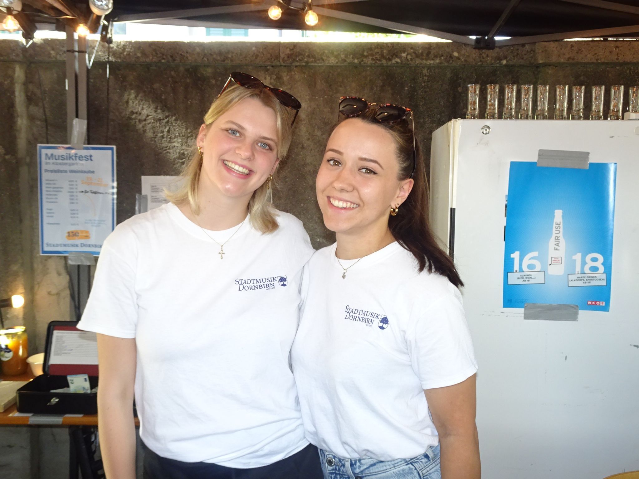 Stefanie Pal und Melanie Zell hatten in der Weinlaube alle Hände voll zu tun.