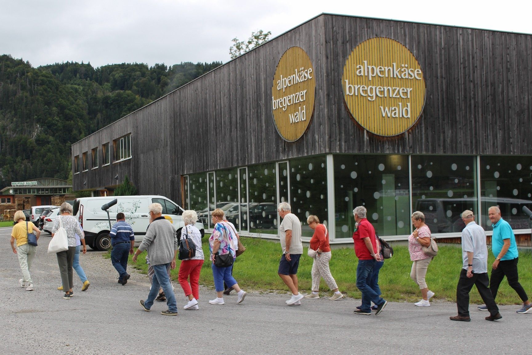 Auf der Käsestraße gings zur Betriebsbesichtigung bei Alpenkäse Bregenzerwald, der größten Sennerei der Käsestraße.   