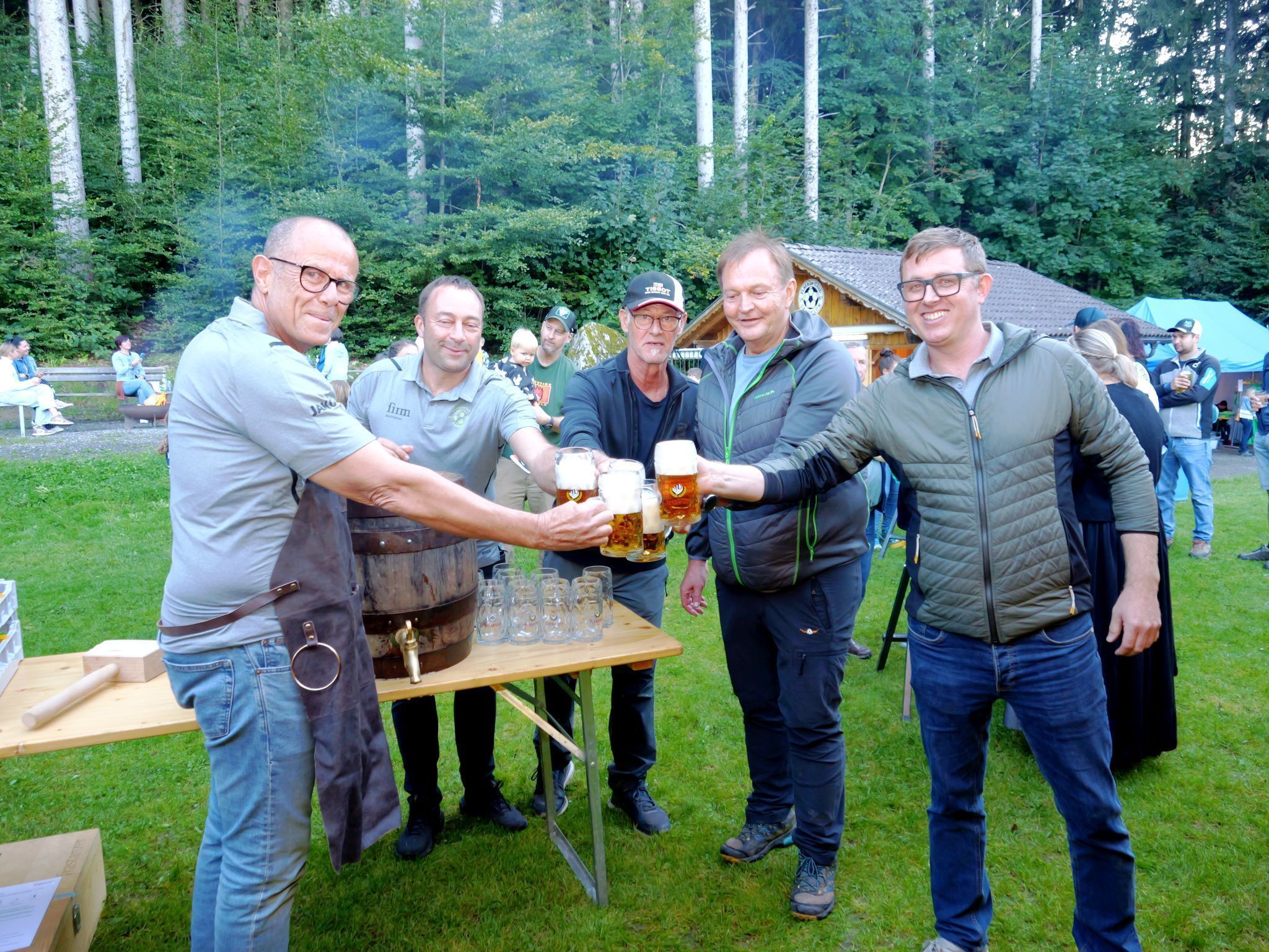 Bürgermeister Walter Gohm stößt mit dem Plätzleclub Gampelün an.