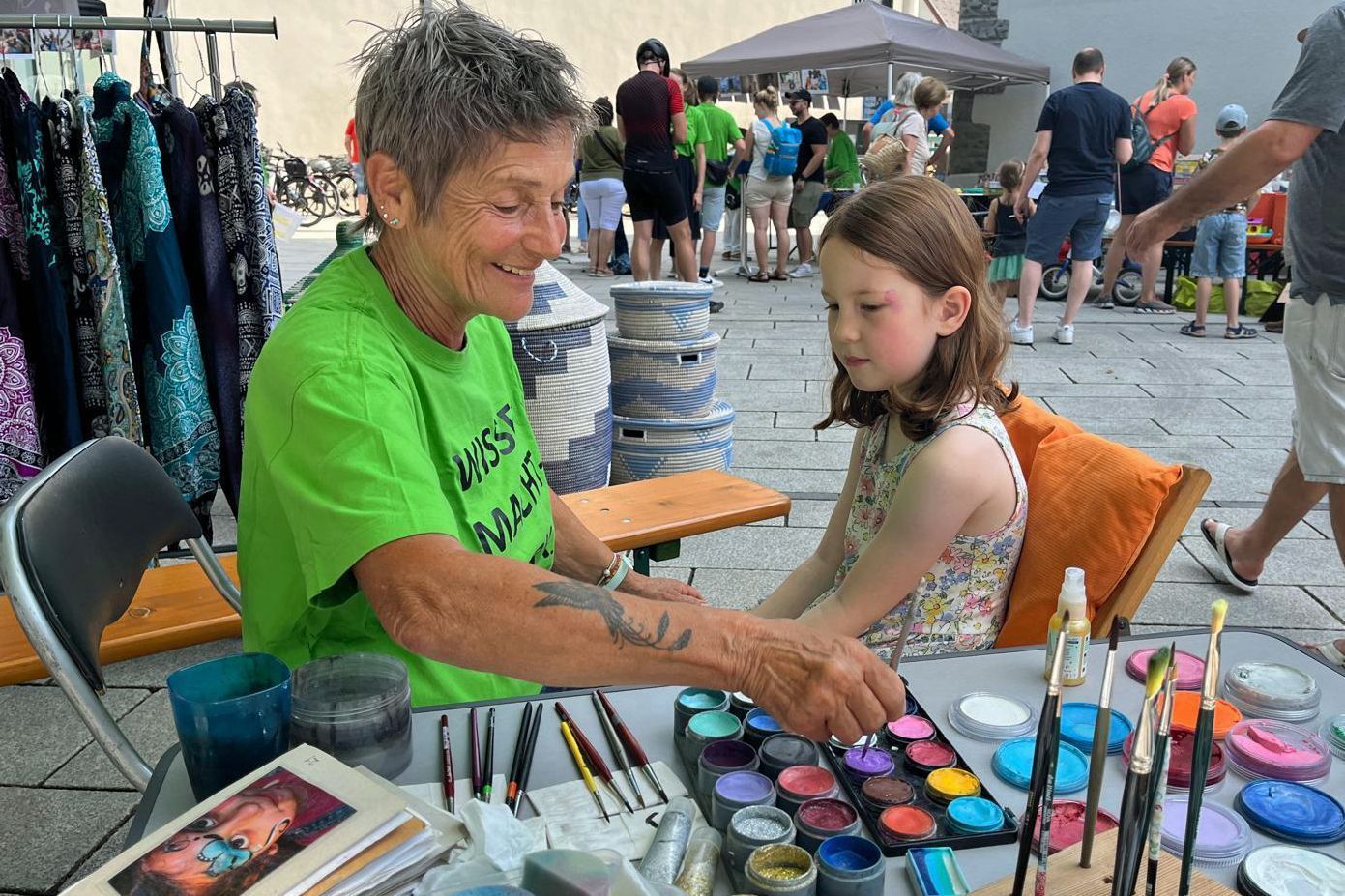 Die Kinder werden kunstvoll geschminkt.