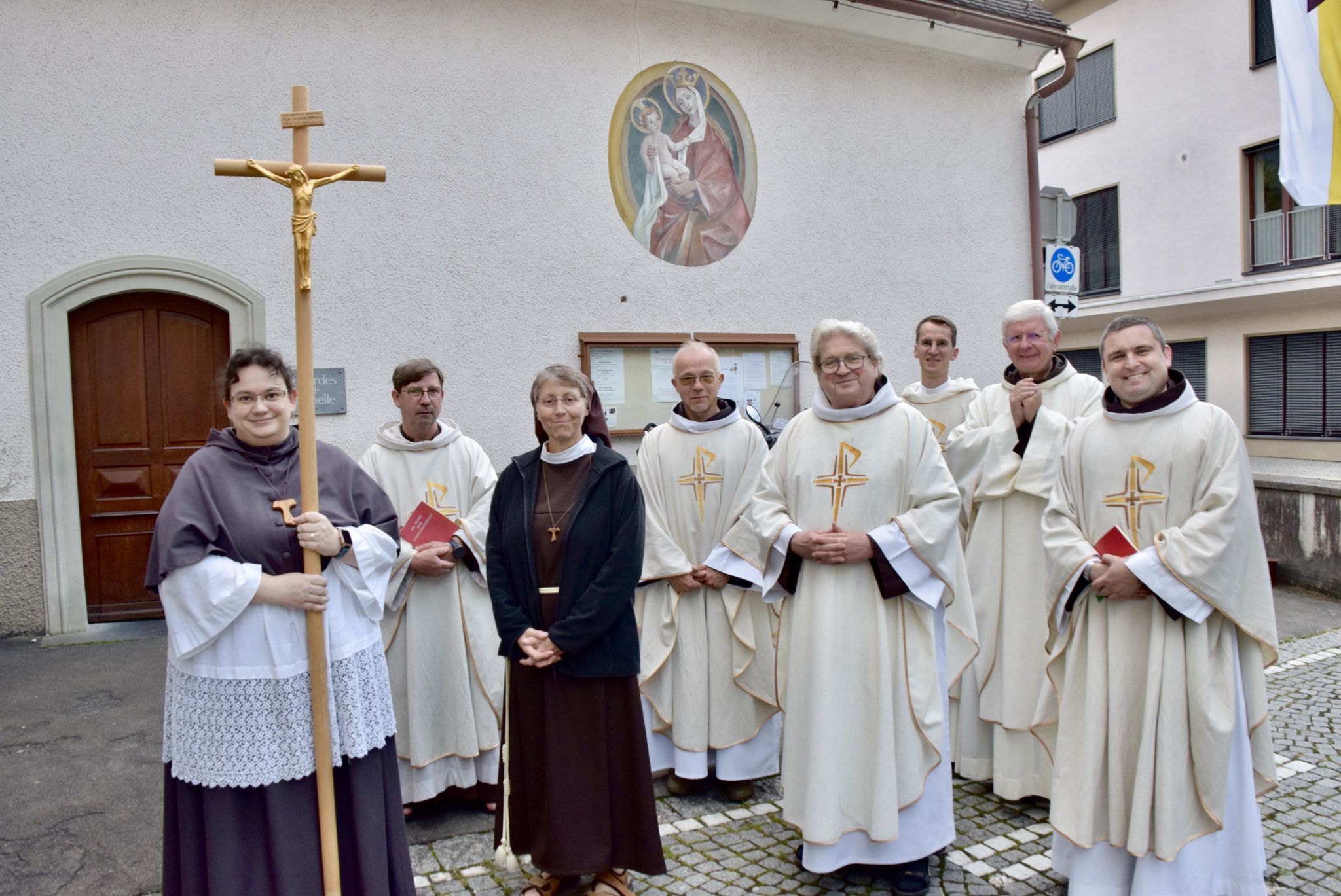 Die Franziskaner, Kaplan Jakob Geier, Äbtissin Rita-Maria und die Ministrantin bereiteten sich auf den großen Einzug vor.