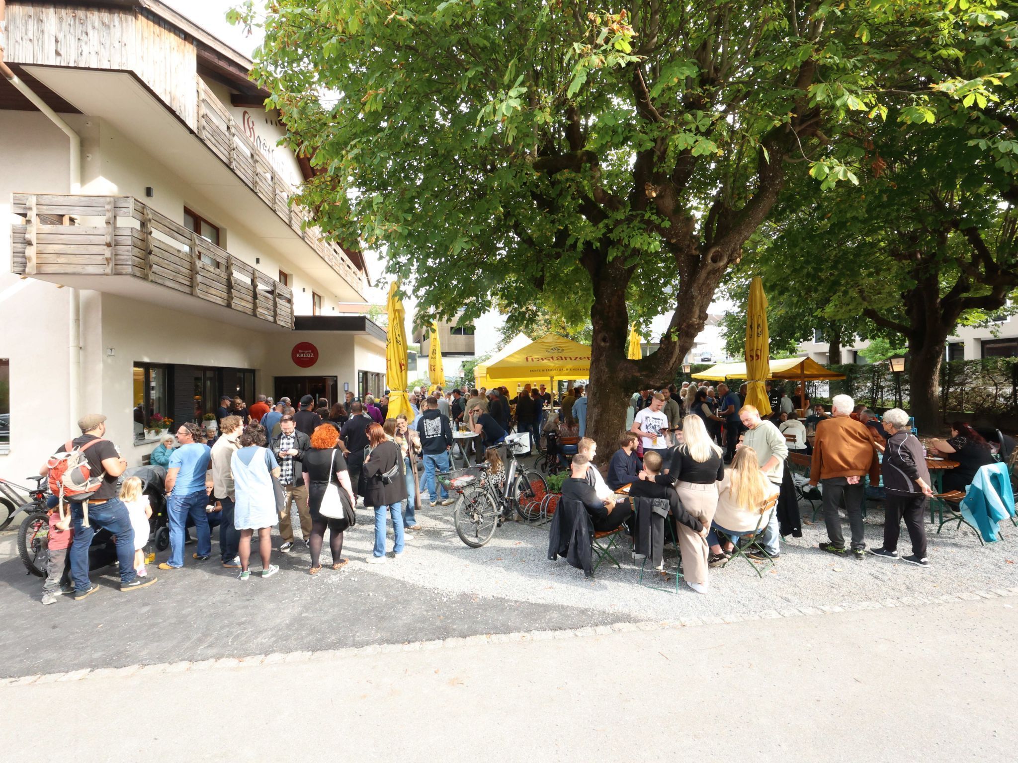 Der Gastgarten mit den alten Kastanienbäumen lädt zum Verweilen ein.