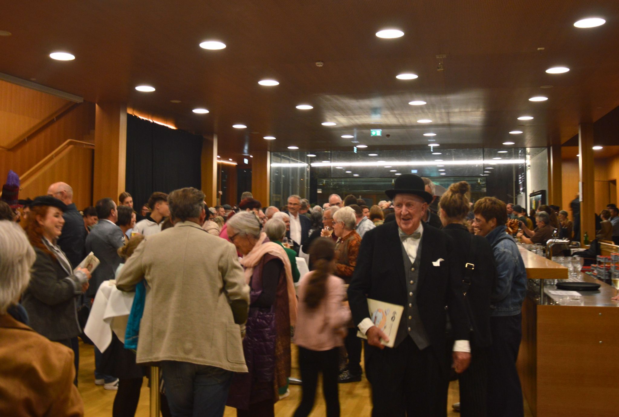 Die Schauspieler setzten die Szene bereits im Foyer