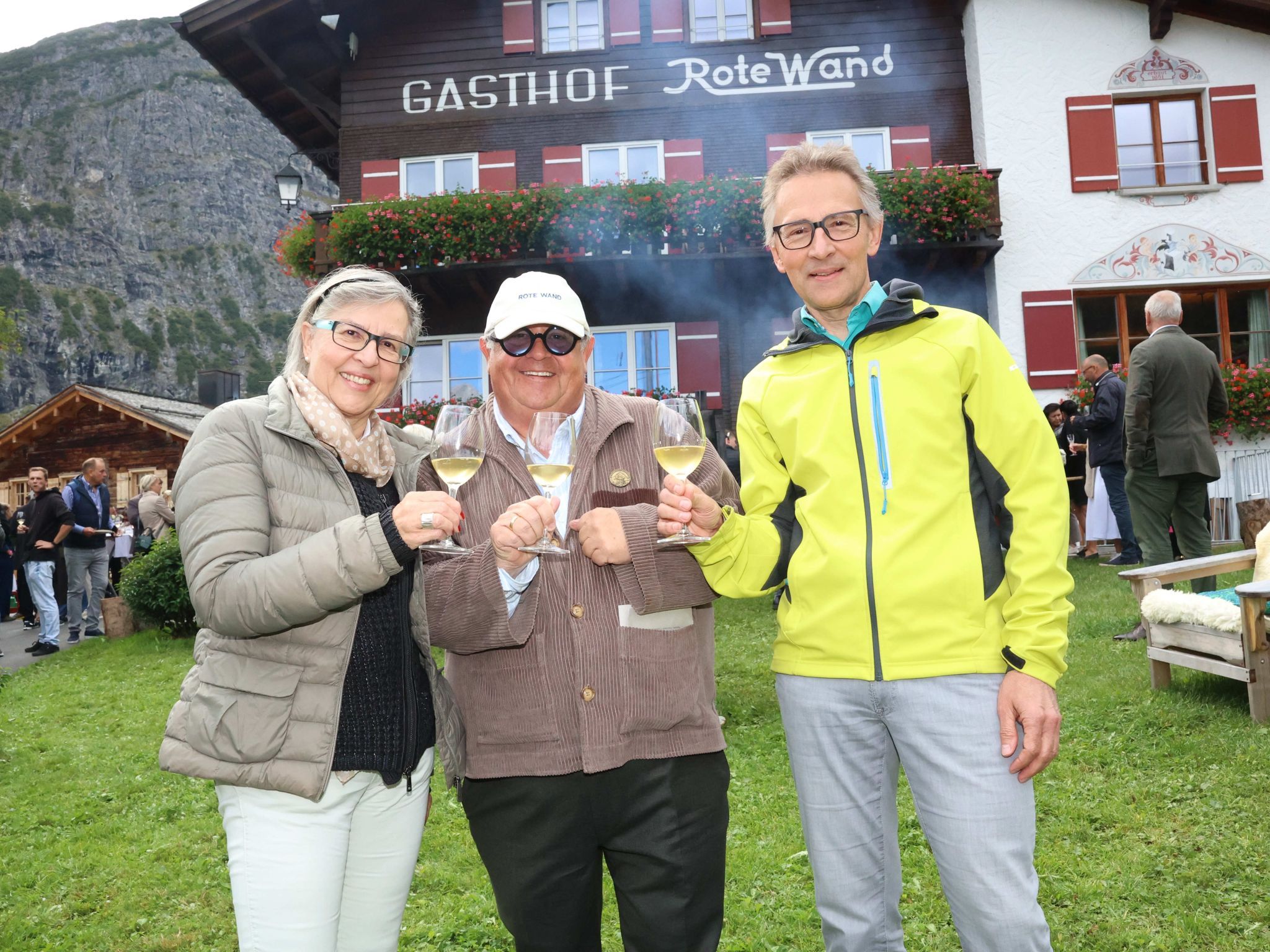 Joschi Walch mit VN-Spiel-Gewinnern.