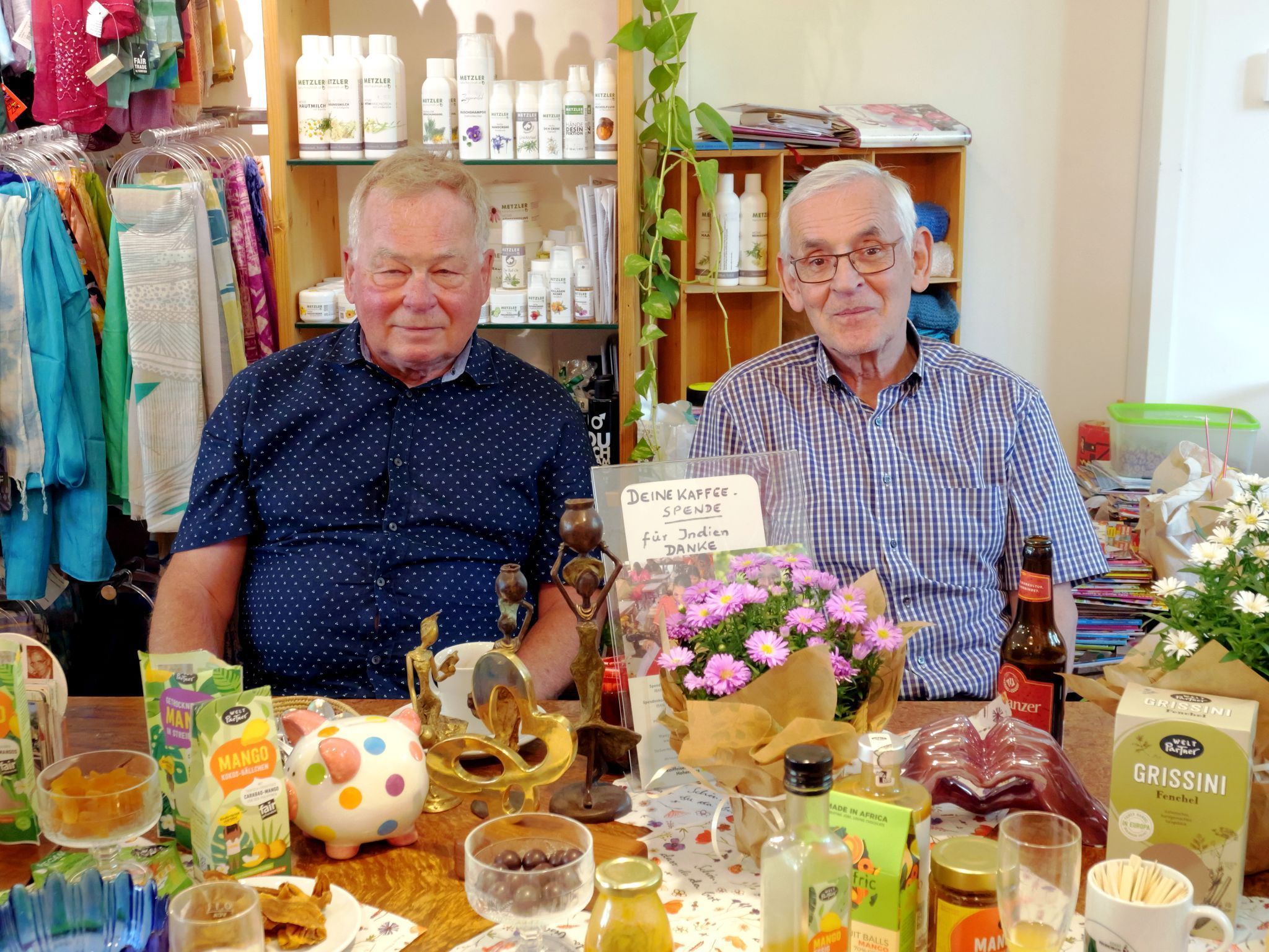 Werner Benzer und Quadro Ernst im Weltladen Frastanz.