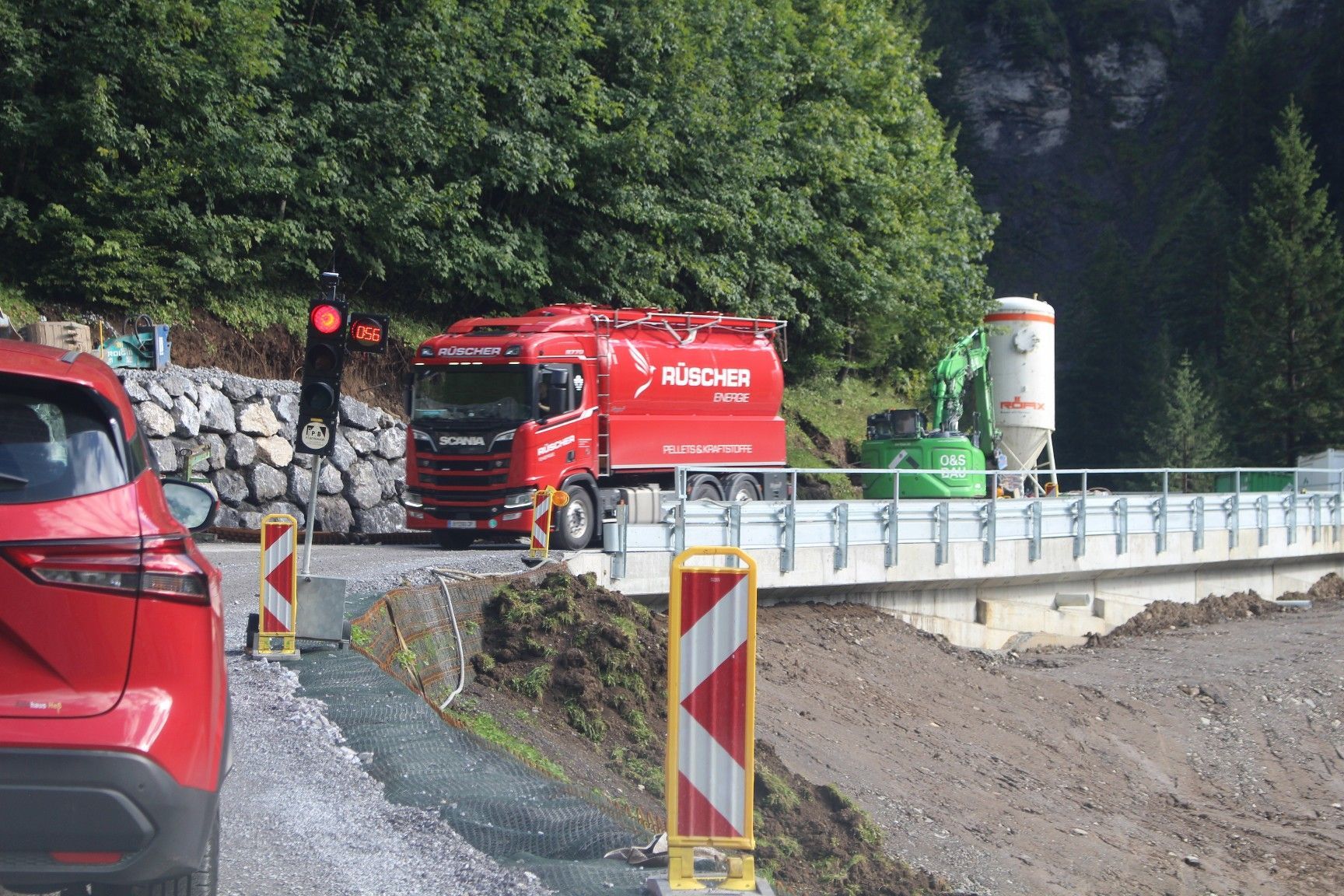 Ampelgeregelt wird der Verkehr wechselseitig einbahnig über die Baustelle geführt.