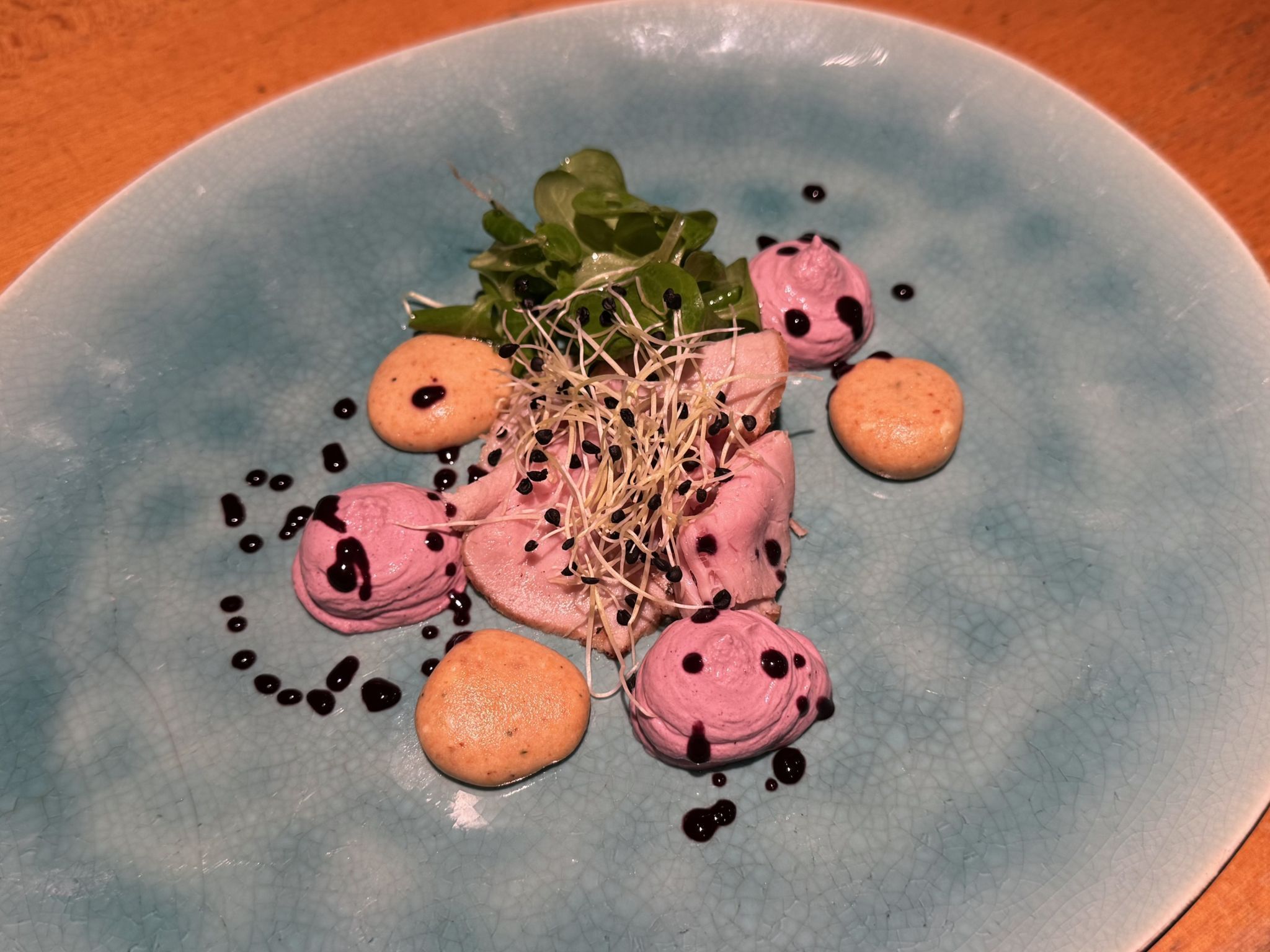 Pfifferlings-Mousse mit Kalbsrücken an Brombeercreme
