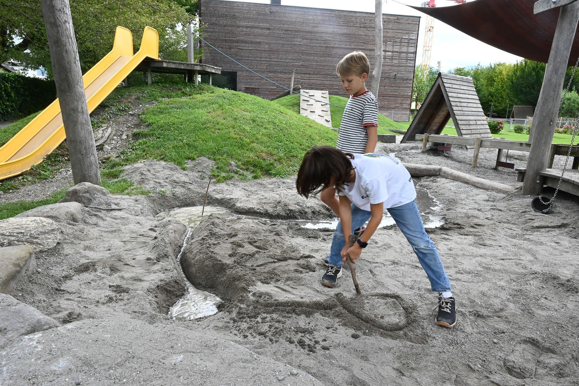 Immer weiter wurde der Sandkasten mit Wasserstraßen verbaut.