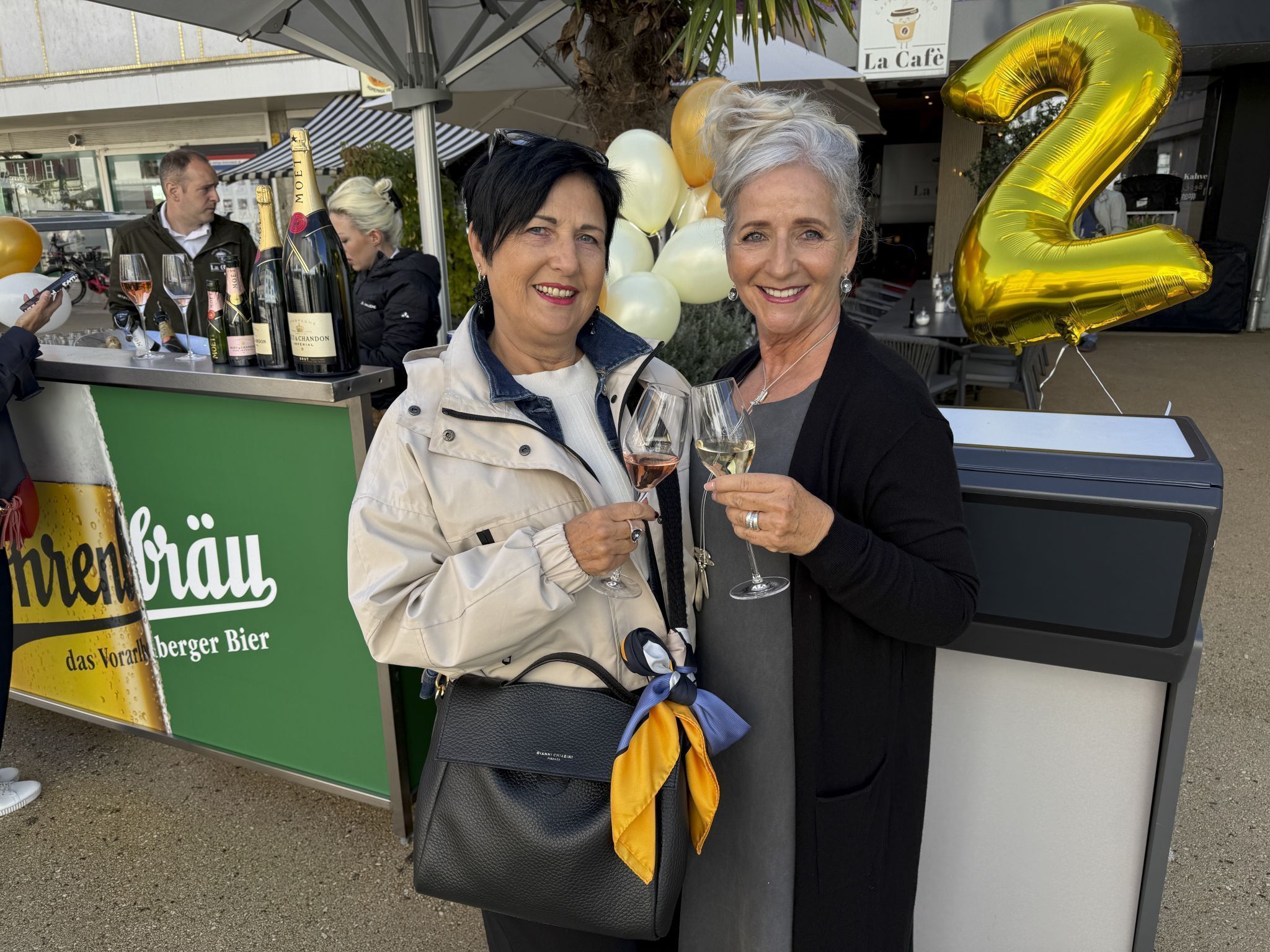 Marianne Huber und Silvia Fässler an der Bar