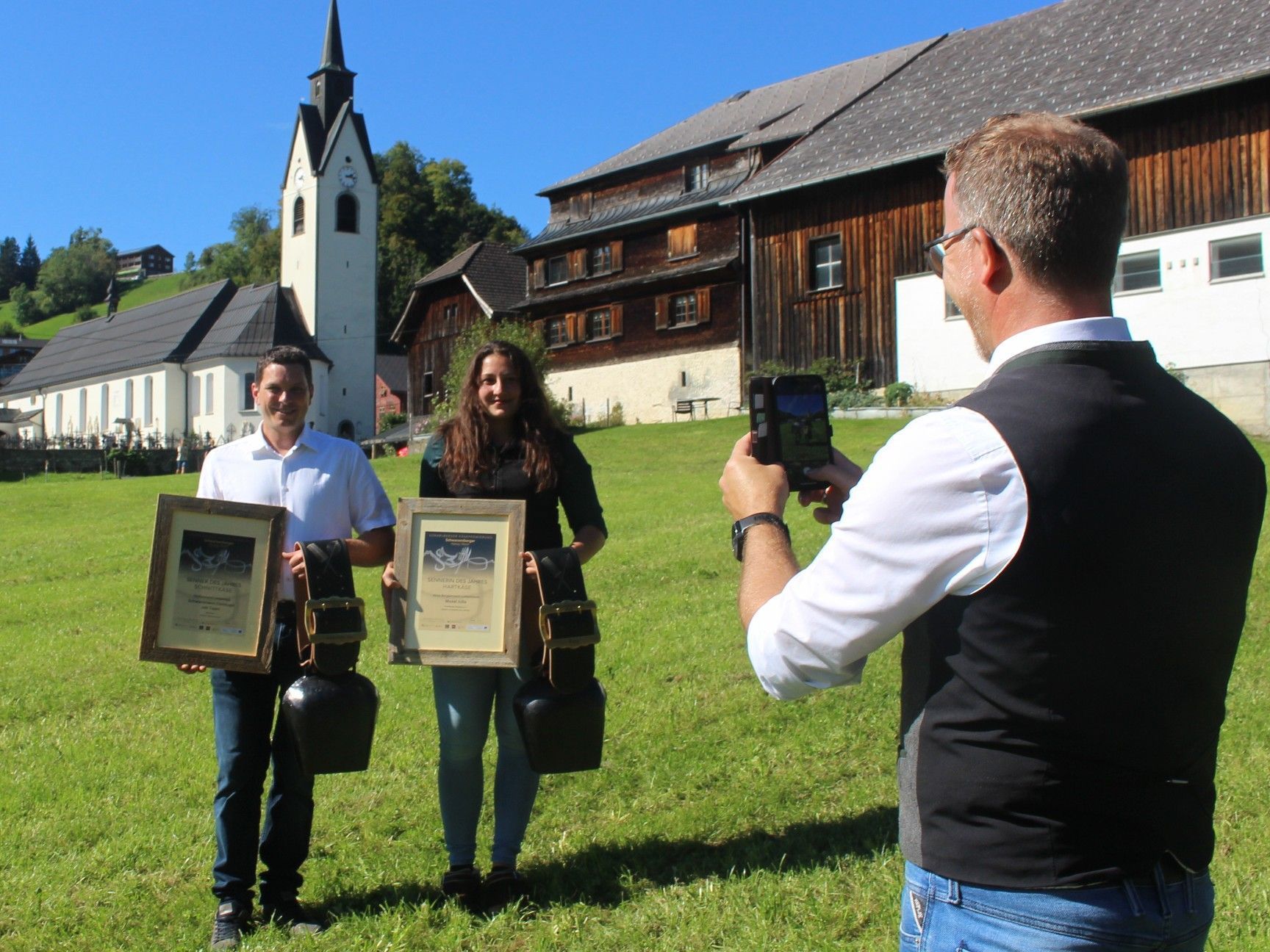 Agrarlandesrat Christian Gantner schoss höchstpersönlich das Siegerbild mit Julia Muxel und Christoph Schwarzmann.   