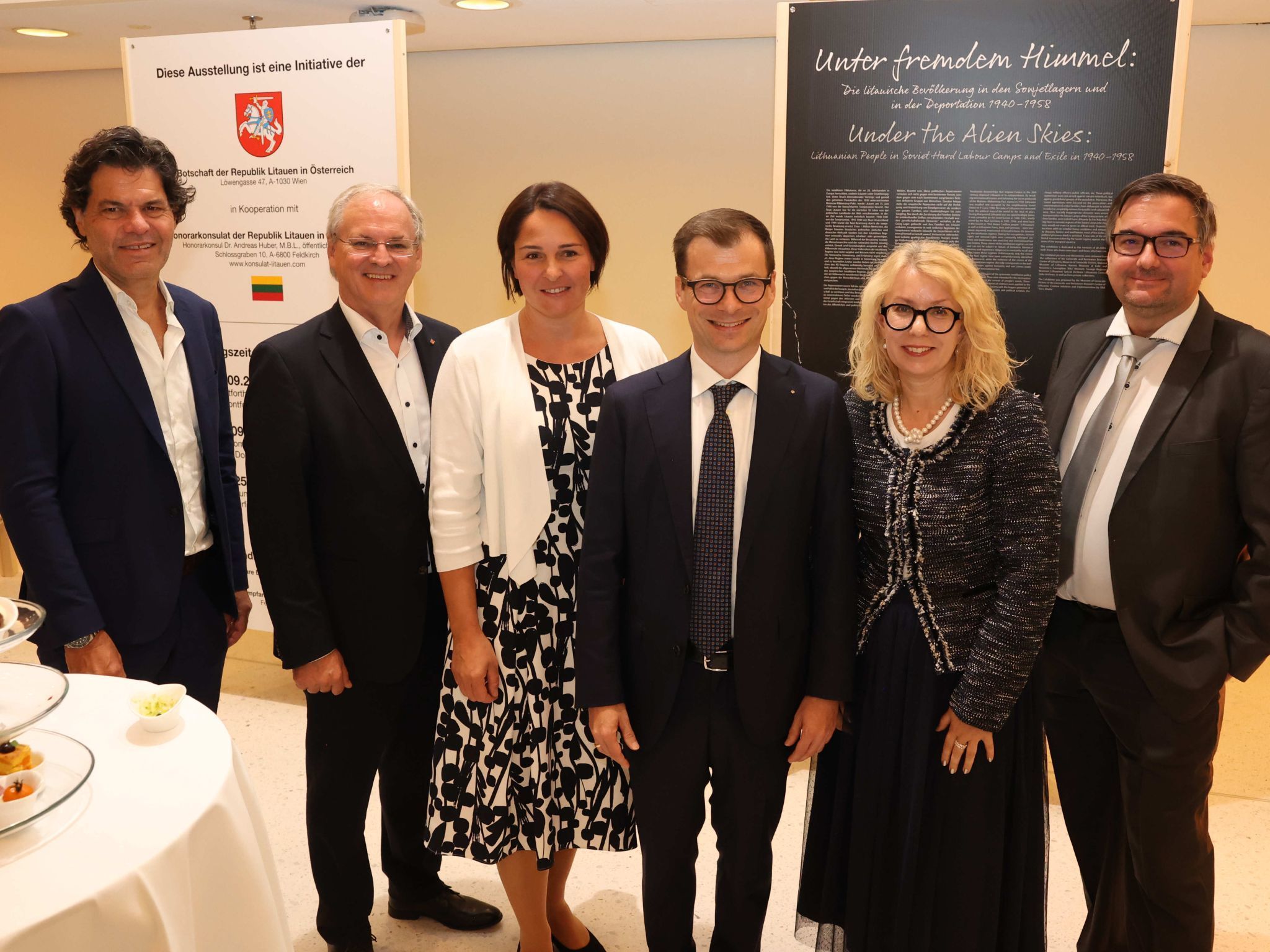 Bgm. Manfred Rädler, LT-Präsident Harald Sonderegger, LT-Vizepräs. Monika Vonier, Honorarkonsul Andreas Huber, Botschafterin Lina Ruksteliene und Historiker Christof Thöny.