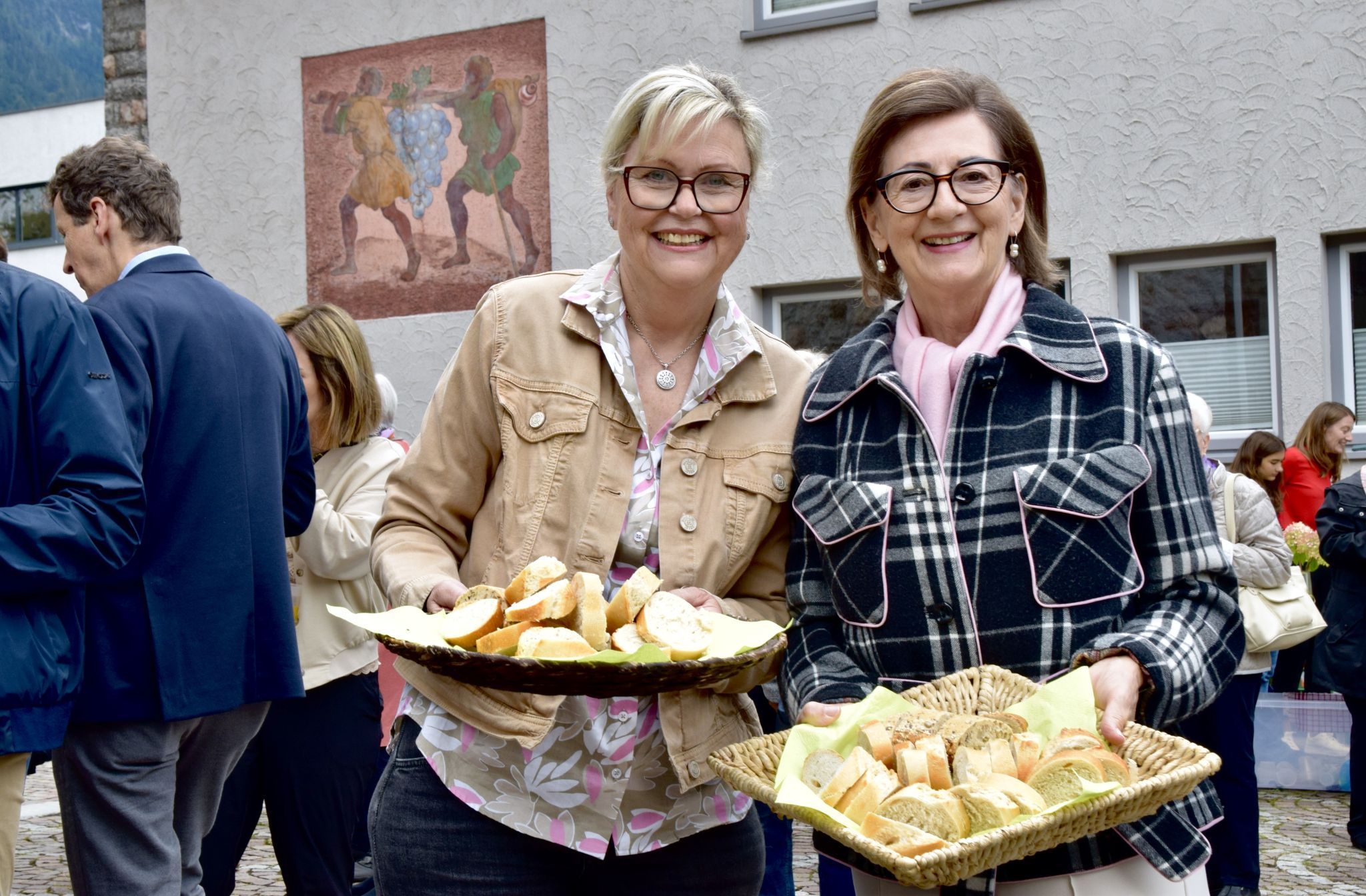 Engagierte Helferinnen bei der Agape am Kirchplatz Bludenz Heilig Kreuz: Karin Passenegg (l.) und Monika Peter-Baur.