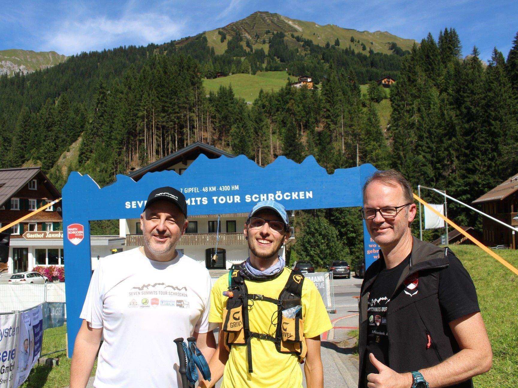 Eric Leitner und Martin Bischof gratulieren Tomas Gonda aus der Slowakei zu seiner Spitzenzeit - 10:09 Stunden.   