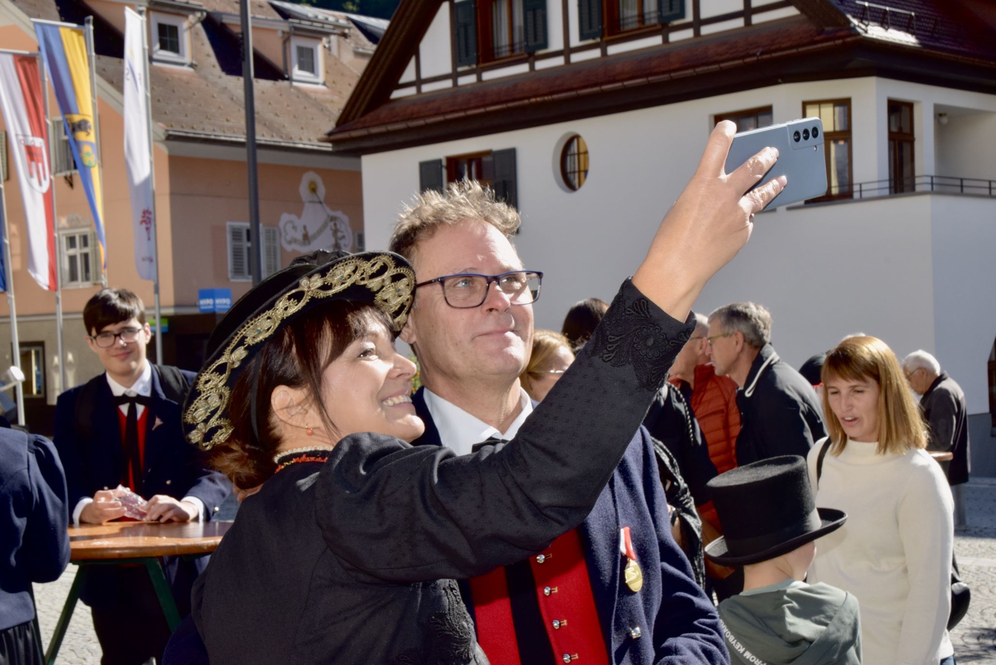 Natalie Zuderell machte bei der Agape nach der Erntedankmesse ein Selfie mit Martin Pernull von der Harmoniemusik Schruns.